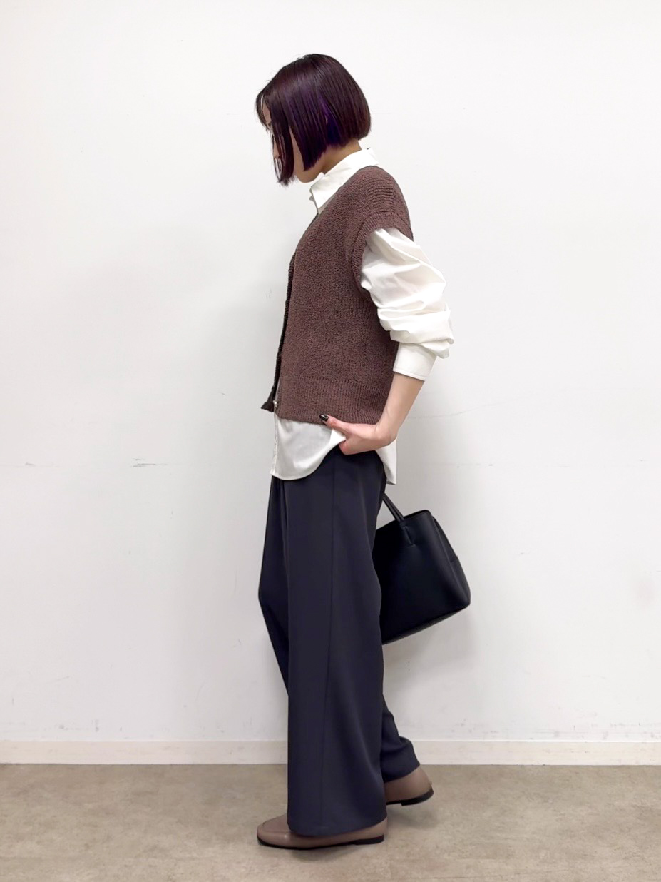 𝐜𝐡𝐢𝐤𝐚さんの「SHOO･LA･RUE｜【S-LL/洗濯機可】気軽にレイヤード 前開きざっくりニットベスト」を使ったコーディネート
