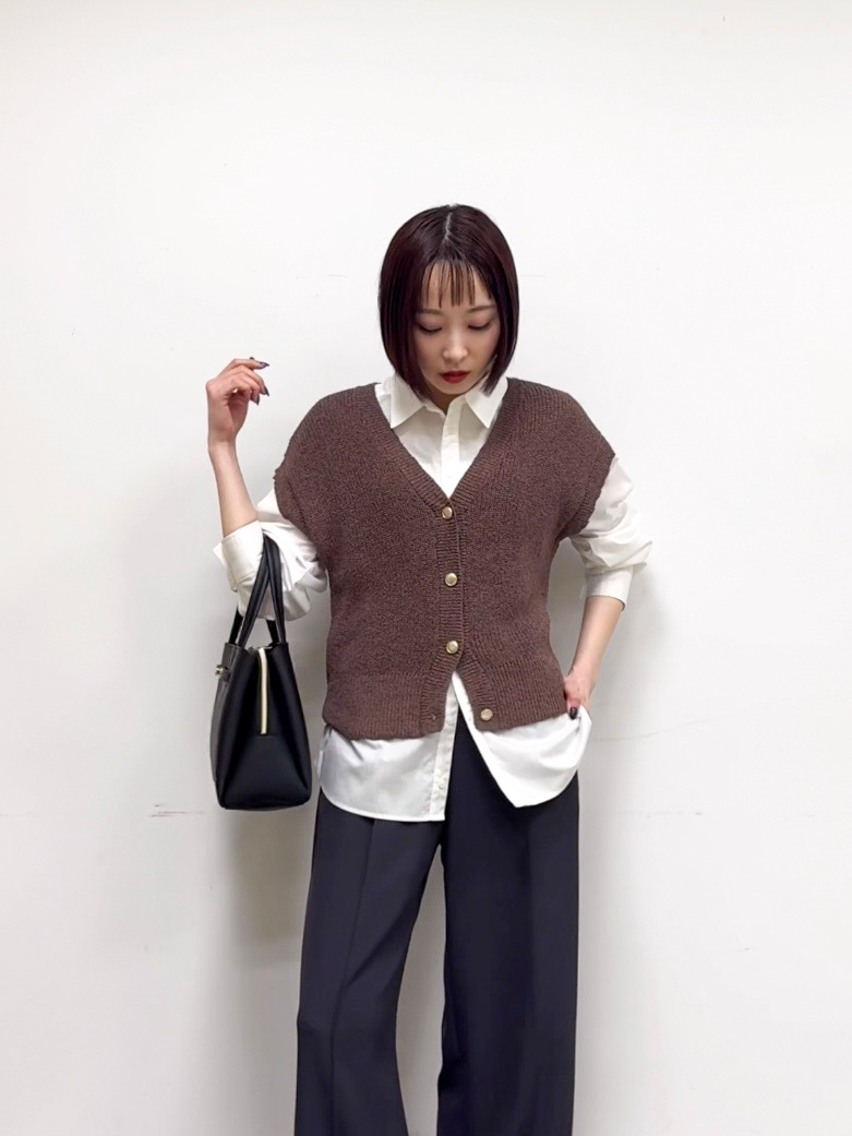 𝐜𝐡𝐢𝐤𝐚さんの「SHOO･LA･RUE｜【S-LL/洗濯機可】気軽にレイヤード 前開きざっくりニットベスト」を使ったコーディネート