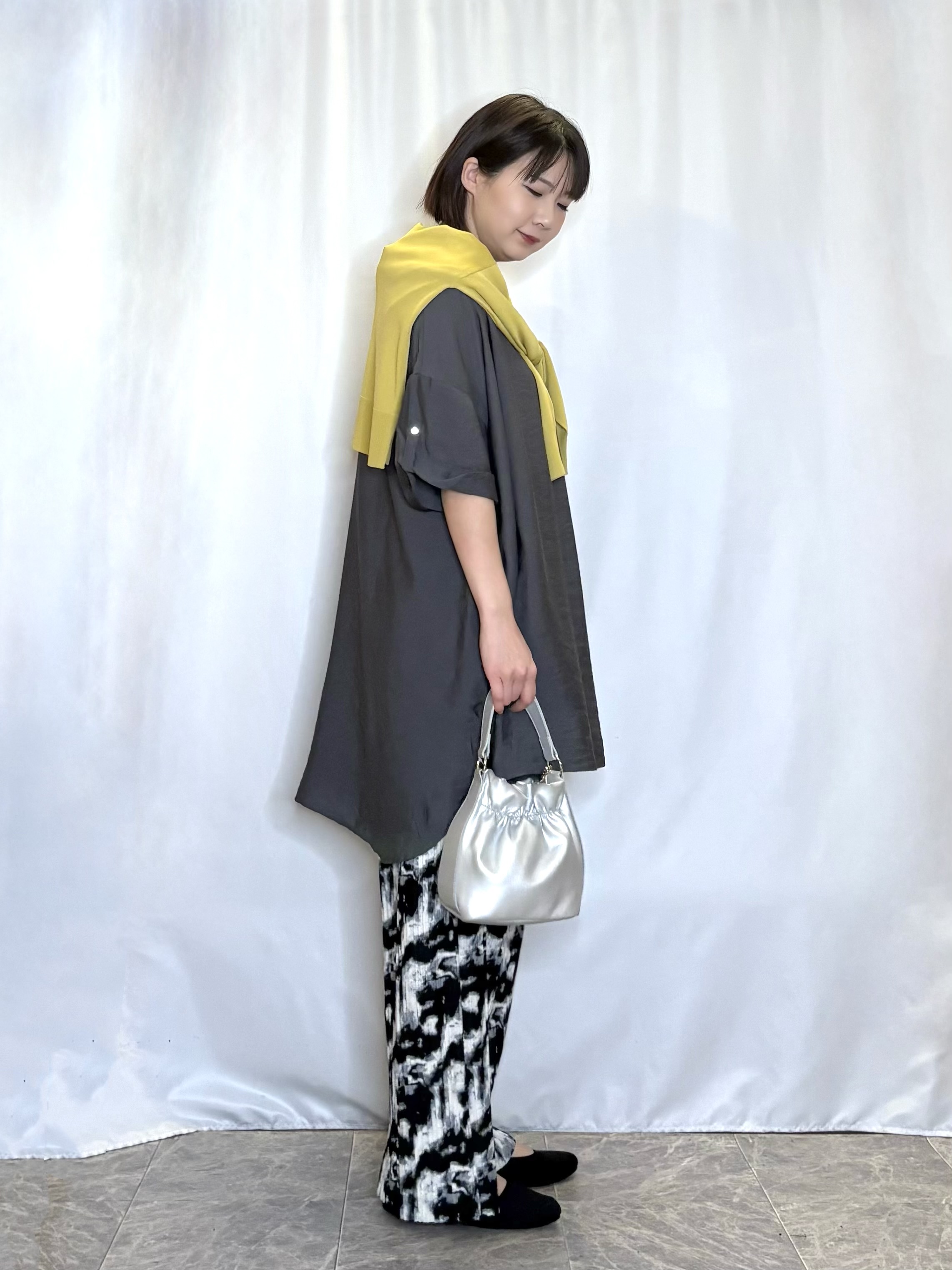 ネリさんの「SHOO･LA･RUE｜【洗濯機可/ひんやり/UV】さらっとしたタッチが心地よい ショート丈 Vネックカーディガン」を使ったコーディネート