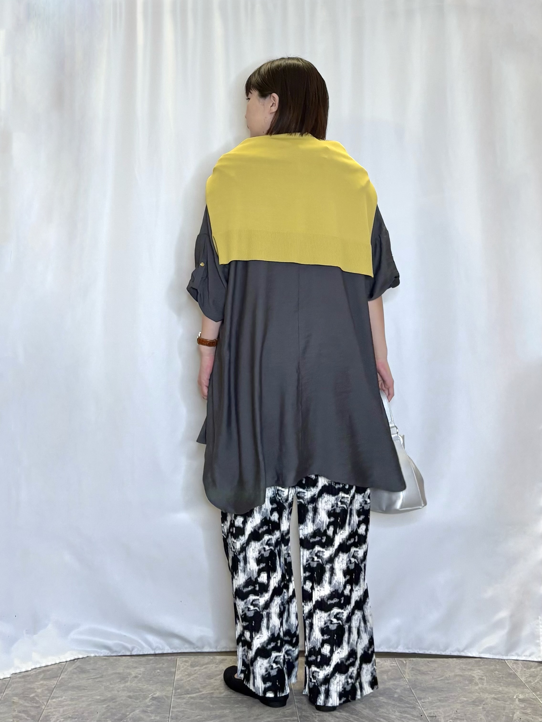ネリさんの「SHOO･LA･RUE｜【洗濯機可/ひんやり/UV】さらっとしたタッチが心地よい ショート丈 Vネックカーディガン」を使ったコーディネート