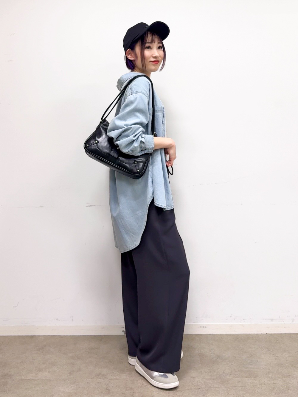 𝐜𝐡𝐢𝐤𝐚さんの「SHOO･LA･RUE｜【洗濯機可/体型カバー】こなれ感をプラスする ライトオンスデニムシャツ」を使ったコーディネート