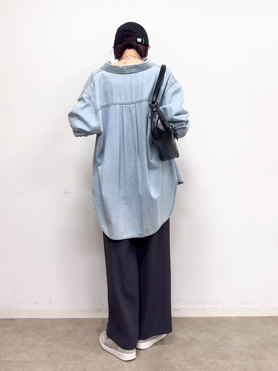 𝐜𝐡𝐢𝐤𝐚さんの「SHOO･LA･RUE｜【洗濯機可/体型カバー】こなれ感をプラスする ライトオンスデニムシャツ」を使ったコーディネート