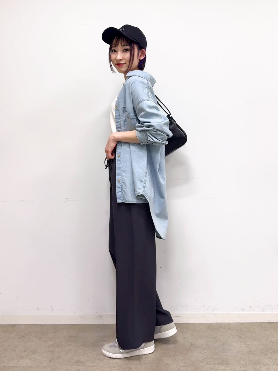 𝐜𝐡𝐢𝐤𝐚さんの「SHOO･LA･RUE｜【洗濯機可/体型カバー】こなれ感をプラスする ライトオンスデニムシャツ」を使ったコーディネート