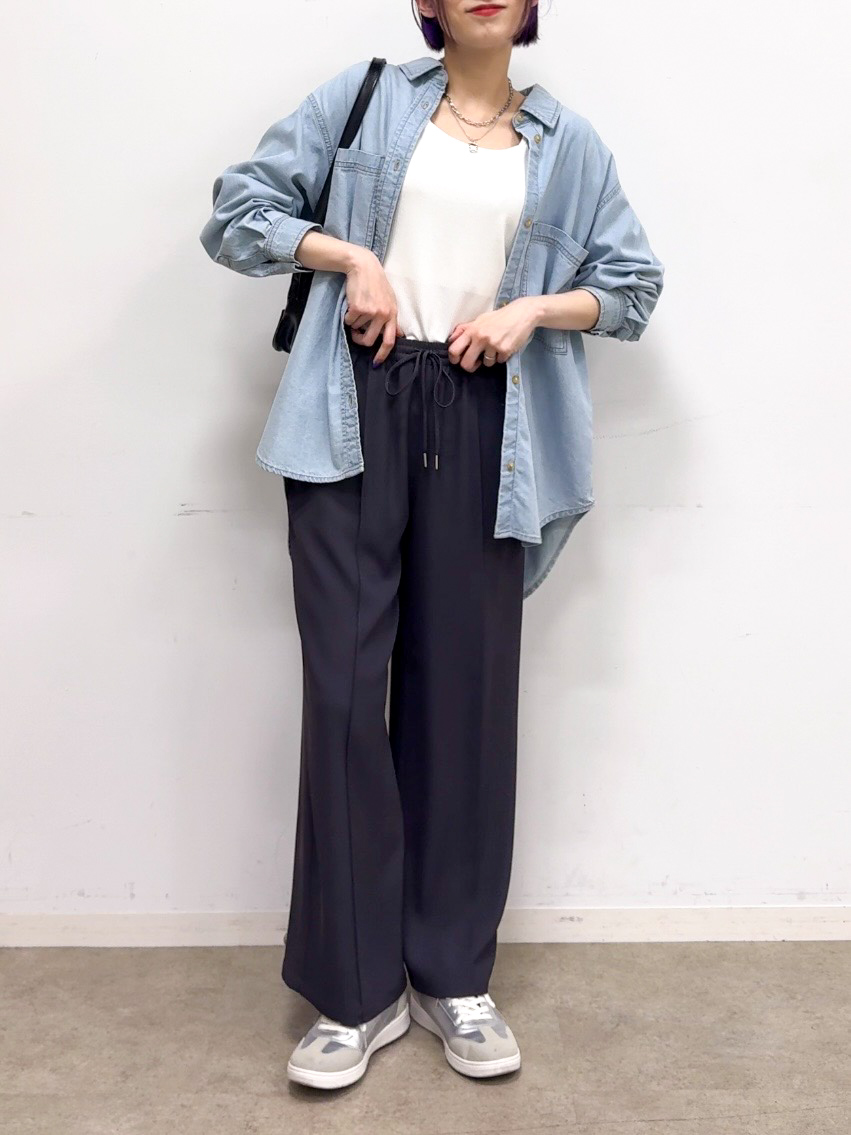 𝐜𝐡𝐢𝐤𝐚さんの「SHOO･LA･RUE｜【洗濯機可/体型カバー】こなれ感をプラスする ライトオンスデニムシャツ」を使ったコーディネート