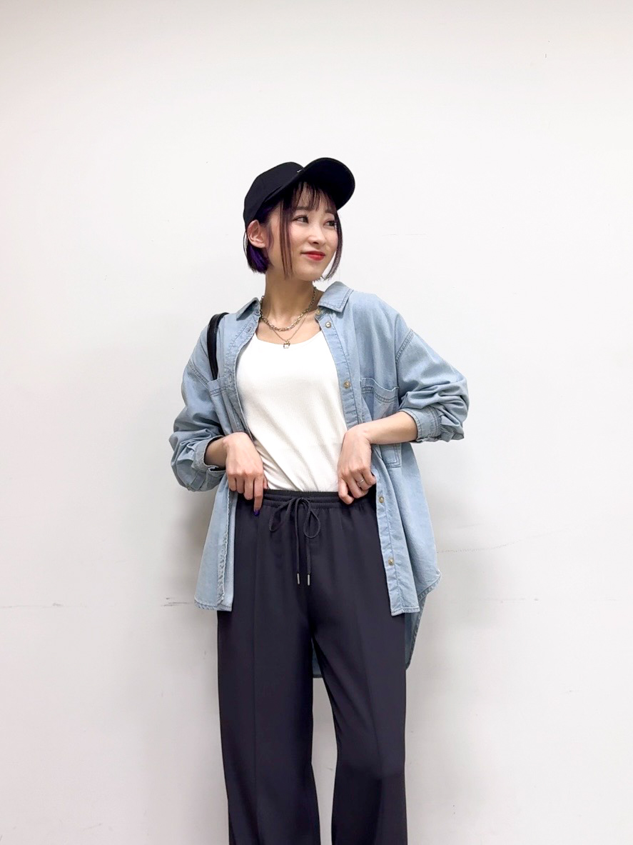 𝐜𝐡𝐢𝐤𝐚さんの「SHOO･LA･RUE｜【洗濯機可/体型カバー】こなれ感をプラスする ライトオンスデニムシャツ」を使ったコーディネート