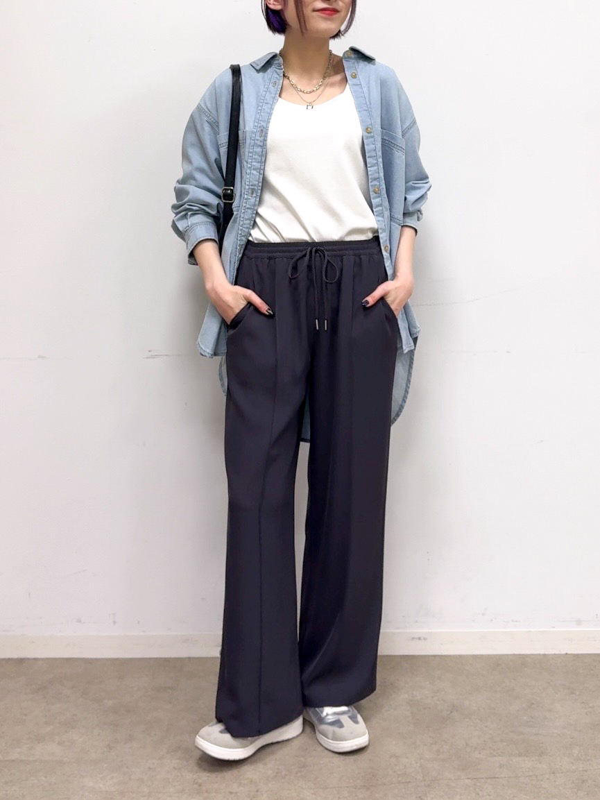 𝐜𝐡𝐢𝐤𝐚さんの「SHOO･LA･RUE｜【洗濯機可/体型カバー】こなれ感をプラスする ライトオンスデニムシャツ」を使ったコーディネート