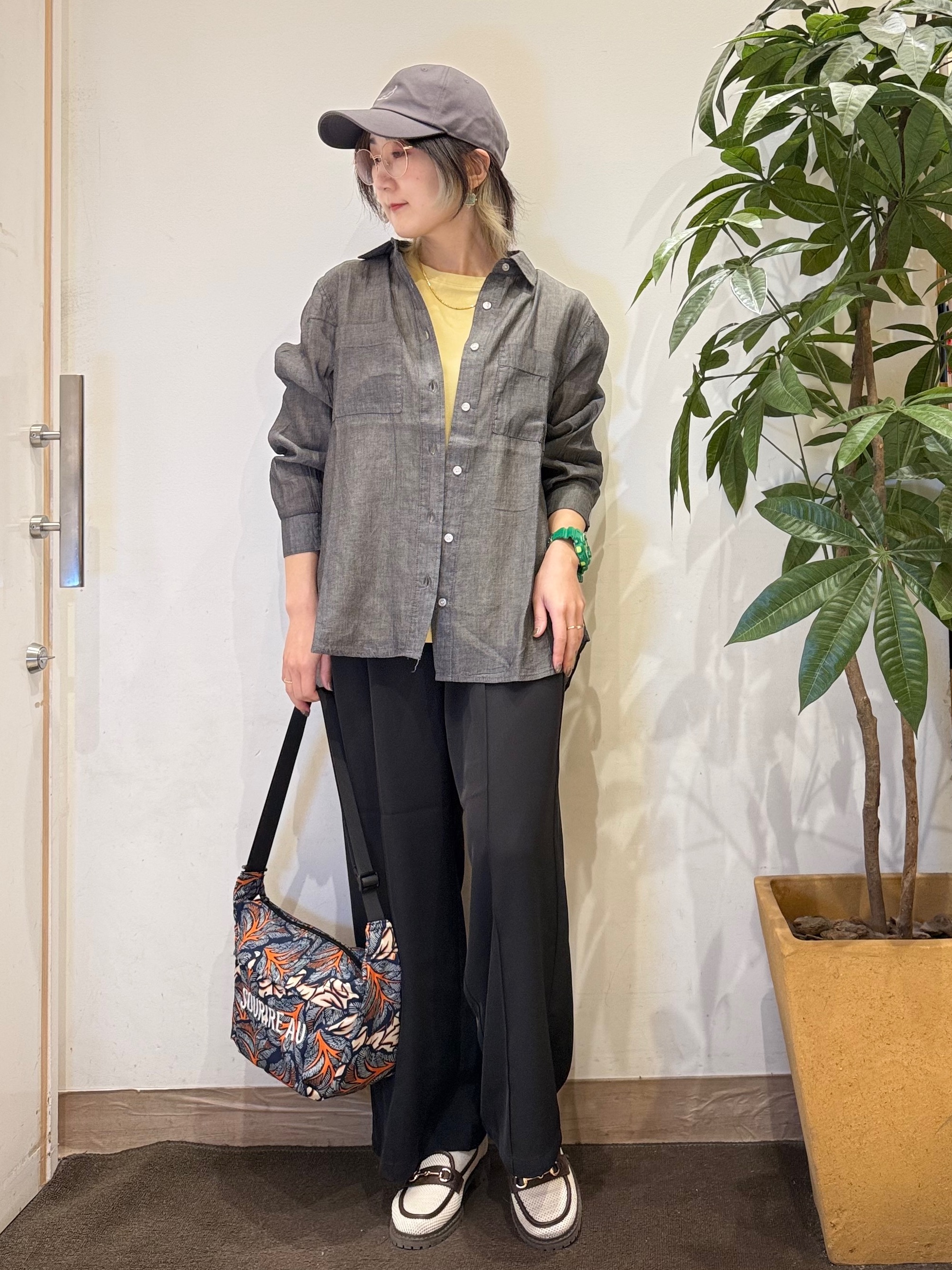 misakiさんの「SHOO･LA･RUE｜【綿100%/UV/S-LL/体型カバー】優しく透ける 柔らかシアーデニムシャツ」を使ったコーディネート