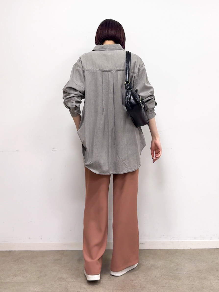 𝐜𝐡𝐢𝐤𝐚さんの「SHOO･LA･RUE｜【洗濯機可/体型カバー】こなれ感をプラスする ライトオンスデニムシャツ」を使ったコーディネート