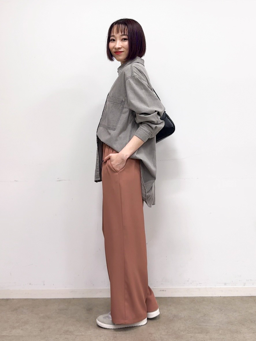 𝐜𝐡𝐢𝐤𝐚さんの「SHOO･LA･RUE｜【洗濯機可/体型カバー】こなれ感をプラスする ライトオンスデニムシャツ」を使ったコーディネート