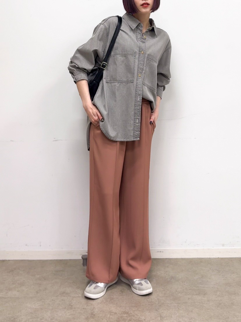 𝐜𝐡𝐢𝐤𝐚さんの「SHOO･LA･RUE｜【洗濯機可/体型カバー】こなれ感をプラスする ライトオンスデニムシャツ」を使ったコーディネート