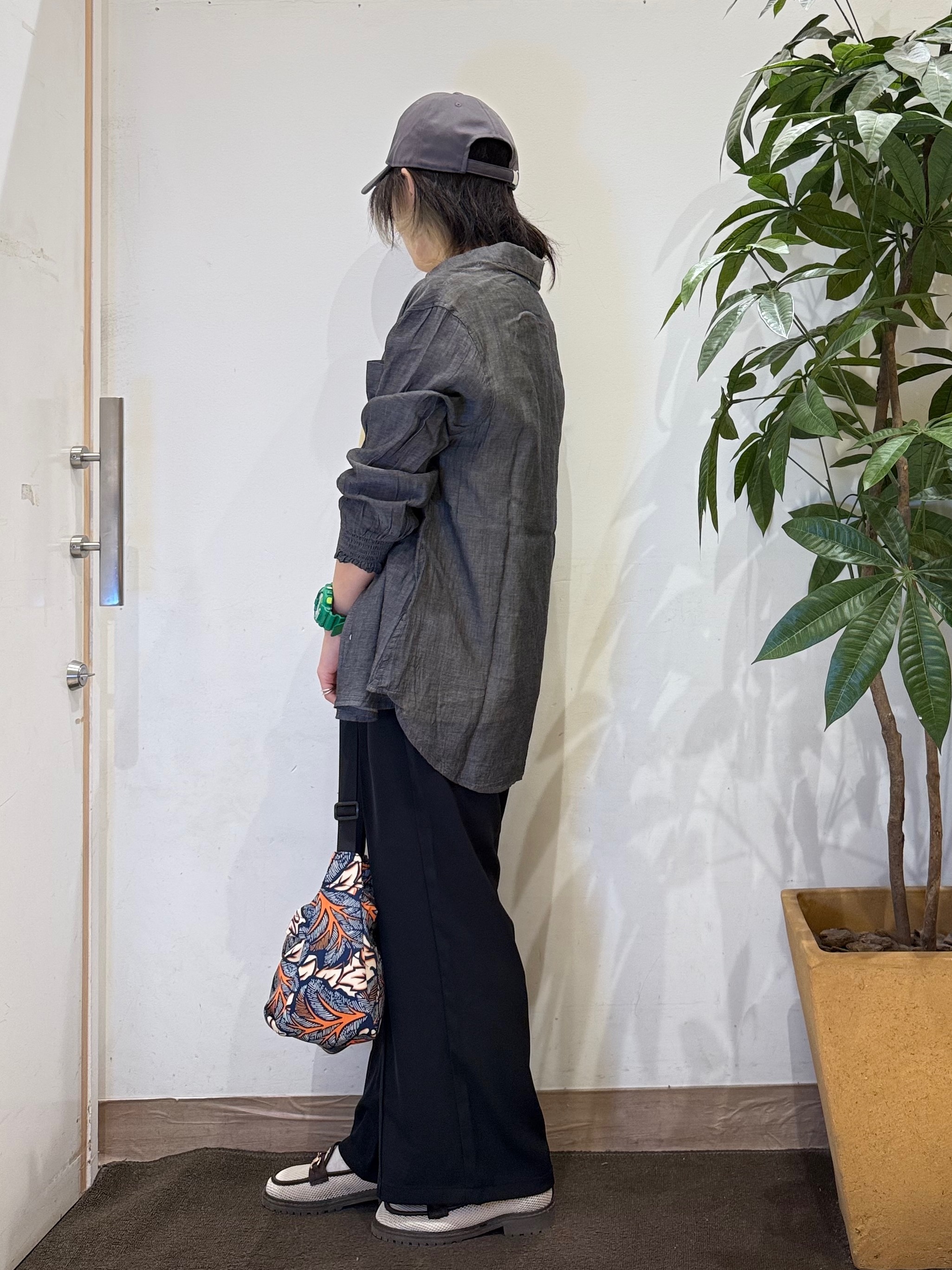 misakiさんの「SHOO･LA･RUE｜【綿100%/UV/S-LL/体型カバー】優しく透ける 柔らかシアーデニムシャツ」を使ったコーディネート