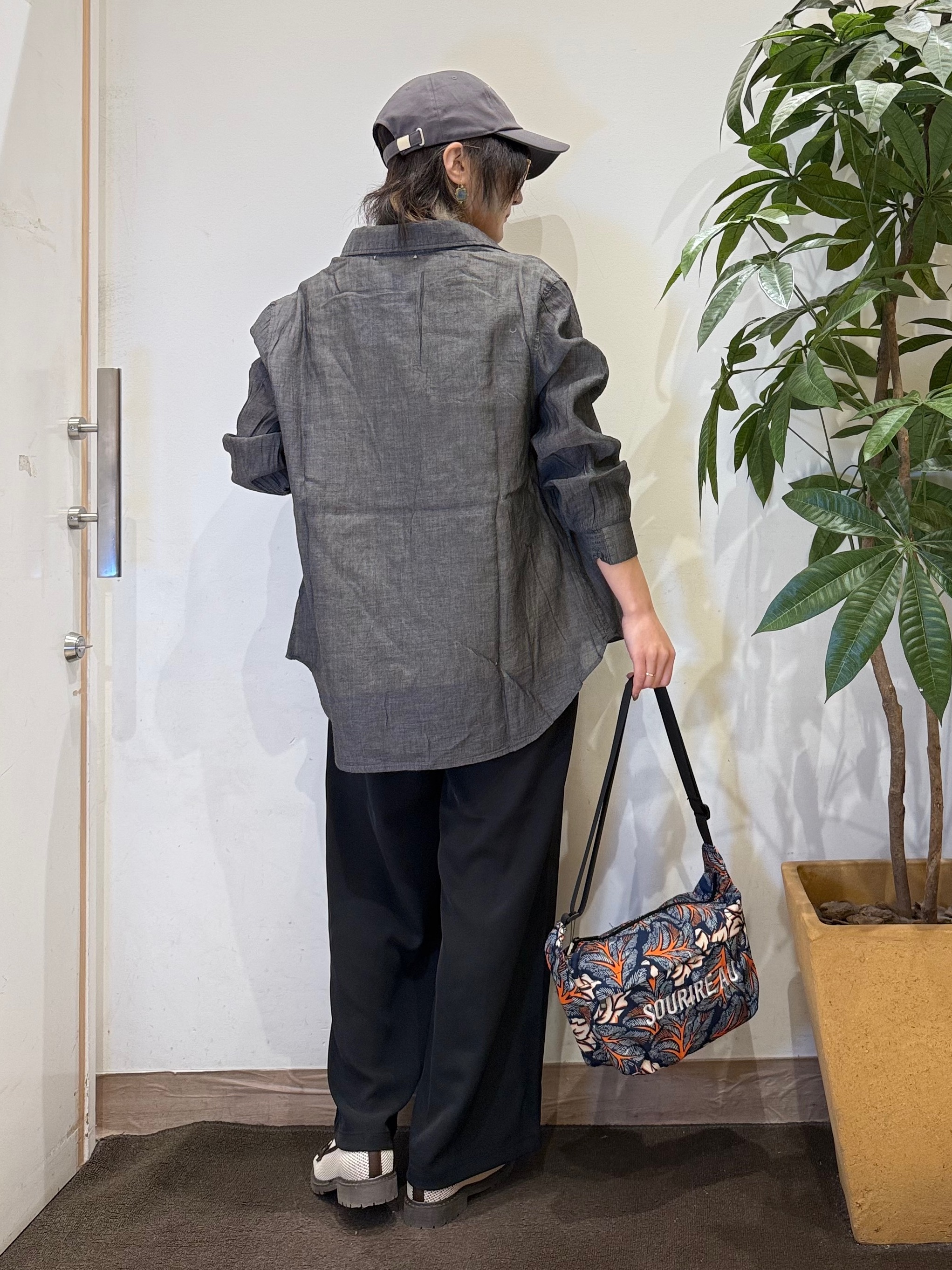 misakiさんの「SHOO･LA･RUE｜【綿100%/UV/S-LL/体型カバー】優しく透ける 柔らかシアーデニムシャツ」を使ったコーディネート
