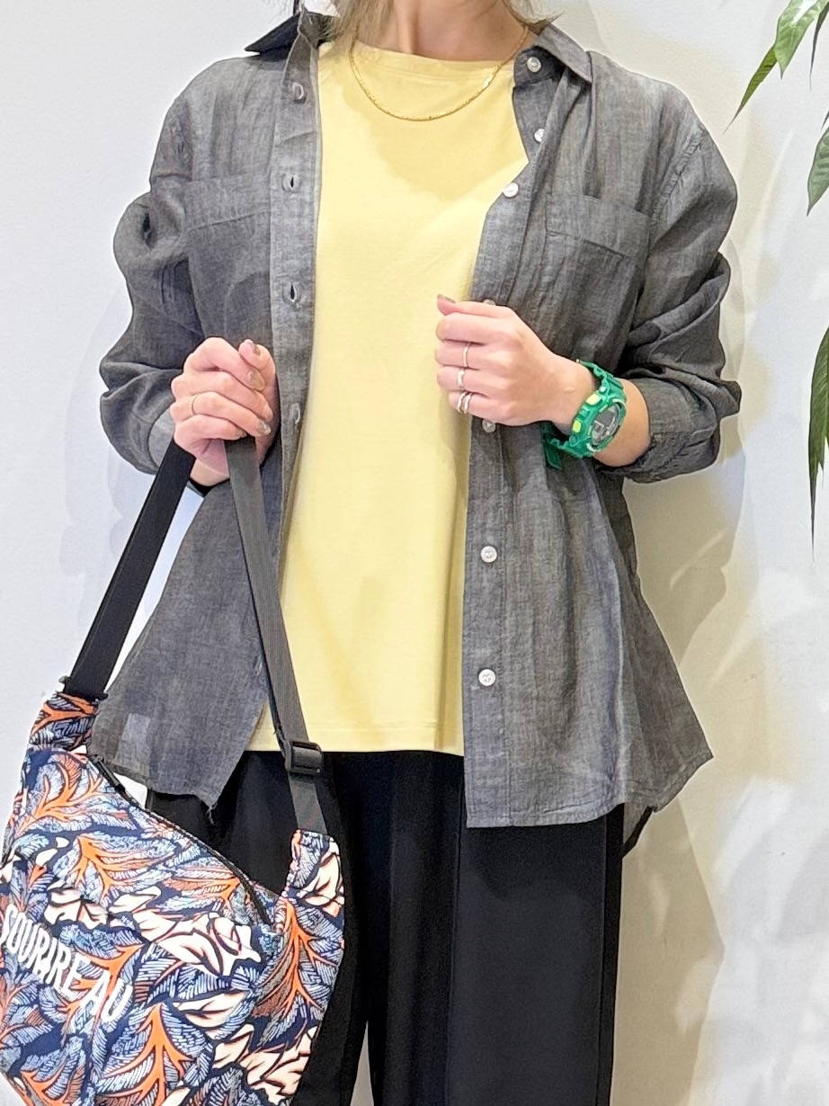 misakiさんの「SHOO･LA･RUE｜【綿100%/UV/S-LL/体型カバー】優しく透ける 柔らかシアーデニムシャツ」を使ったコーディネート