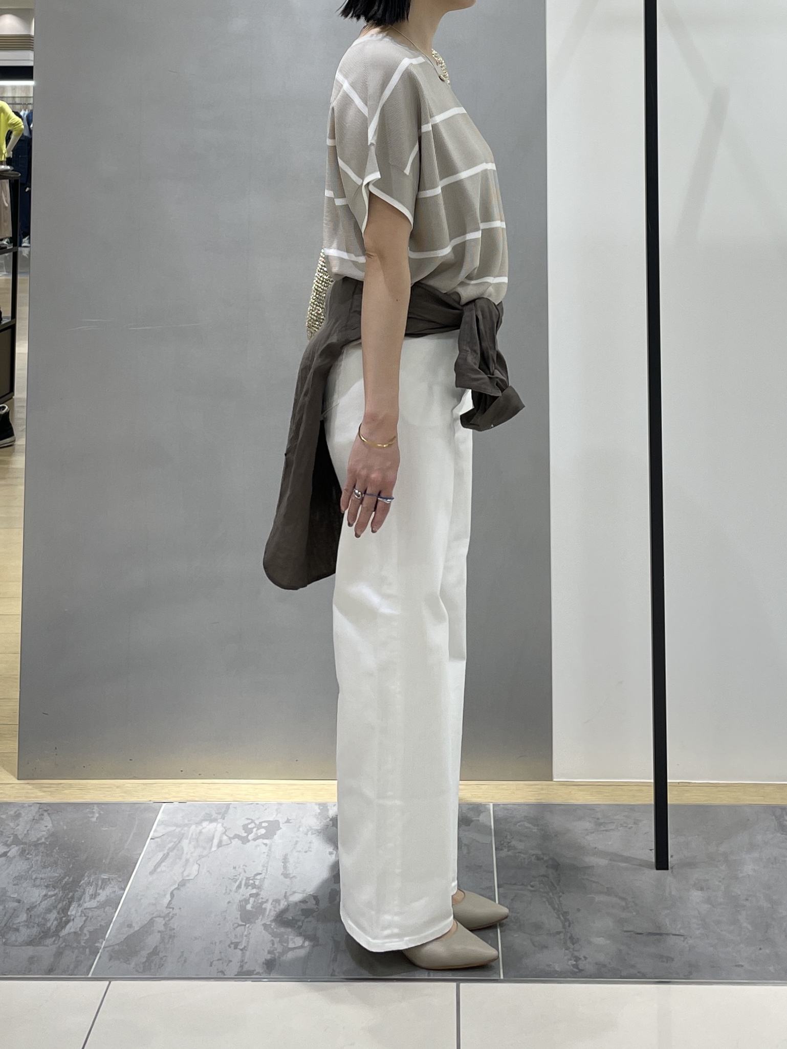 shihoさんの「INDIVI｜【11色展開/体型カバー】前後2WAYフレンチスリーブニット」を使ったコーディネート