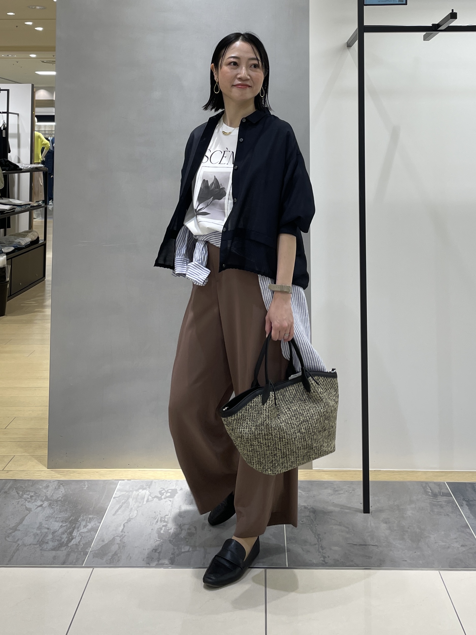 shihoさんの「INDIVI｜【接触冷感／洗える／2WAY】ドロスト付 シアーシャンブレーシャツ」を使ったコーディネート