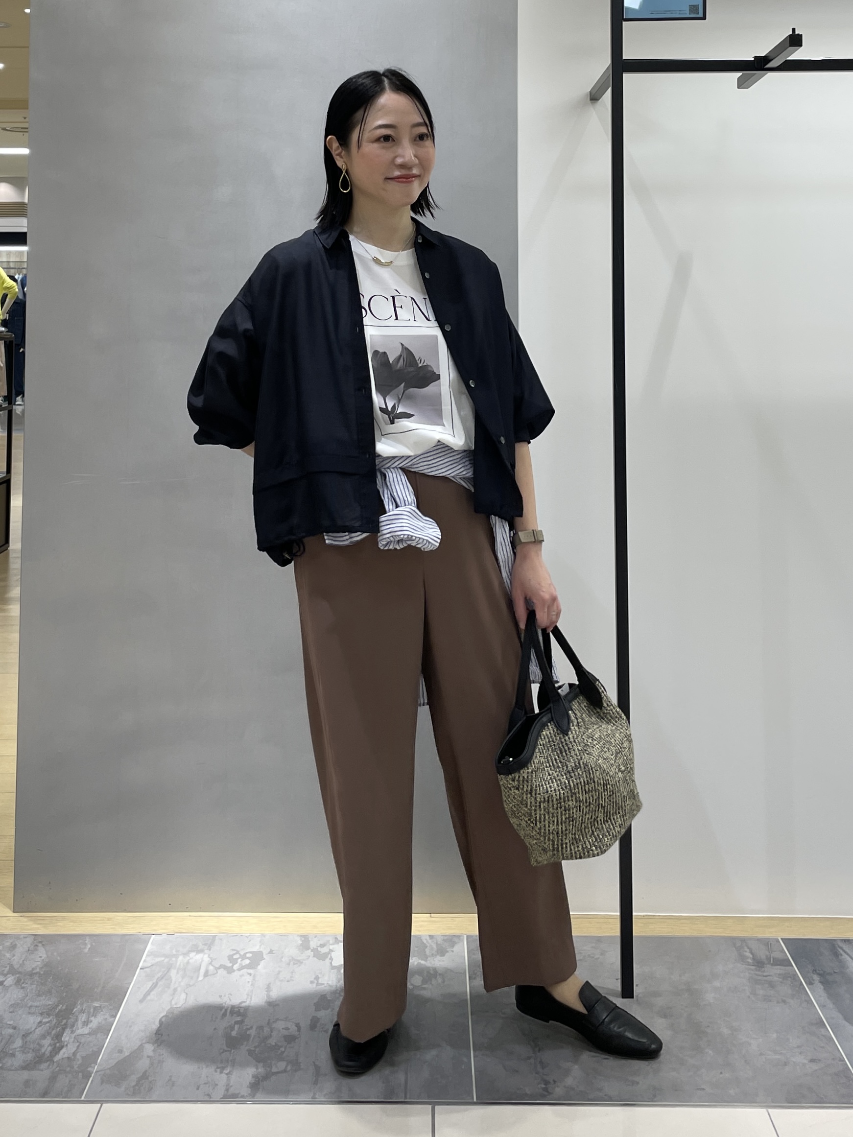 shihoさんの「INDIVI｜【接触冷感／洗える／2WAY】ドロスト付 シアーシャンブレーシャツ」を使ったコーディネート