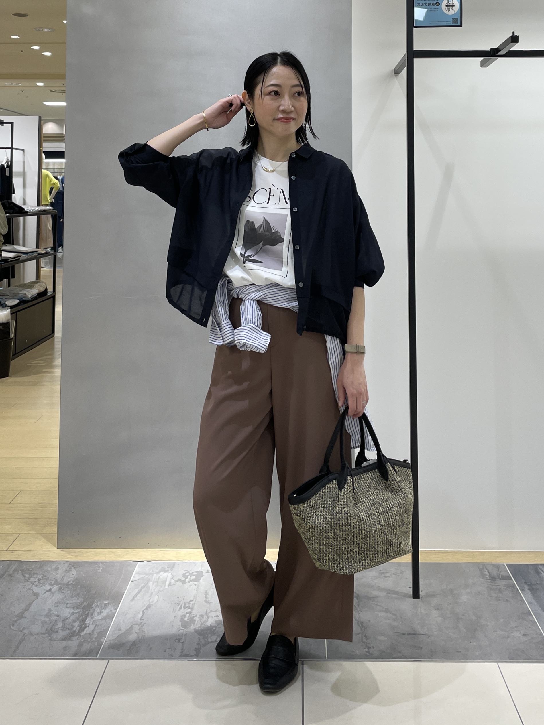 shihoさんの「INDIVI｜【接触冷感／洗える／2WAY】ドロスト付 シアーシャンブレーシャツ」を使ったコーディネート