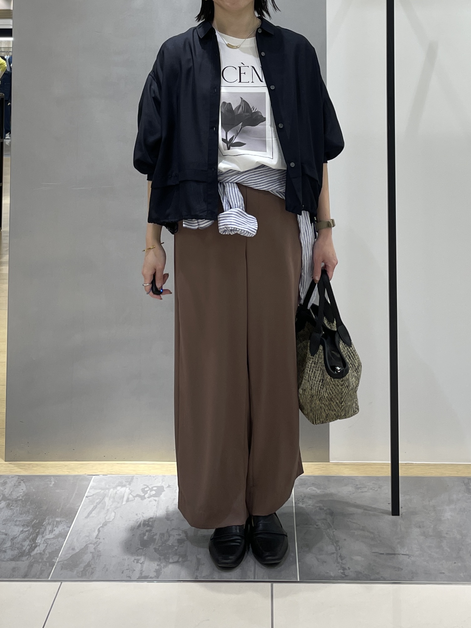 shihoさんの「INDIVI｜【接触冷感／洗える／2WAY】ドロスト付 シアーシャンブレーシャツ」を使ったコーディネート