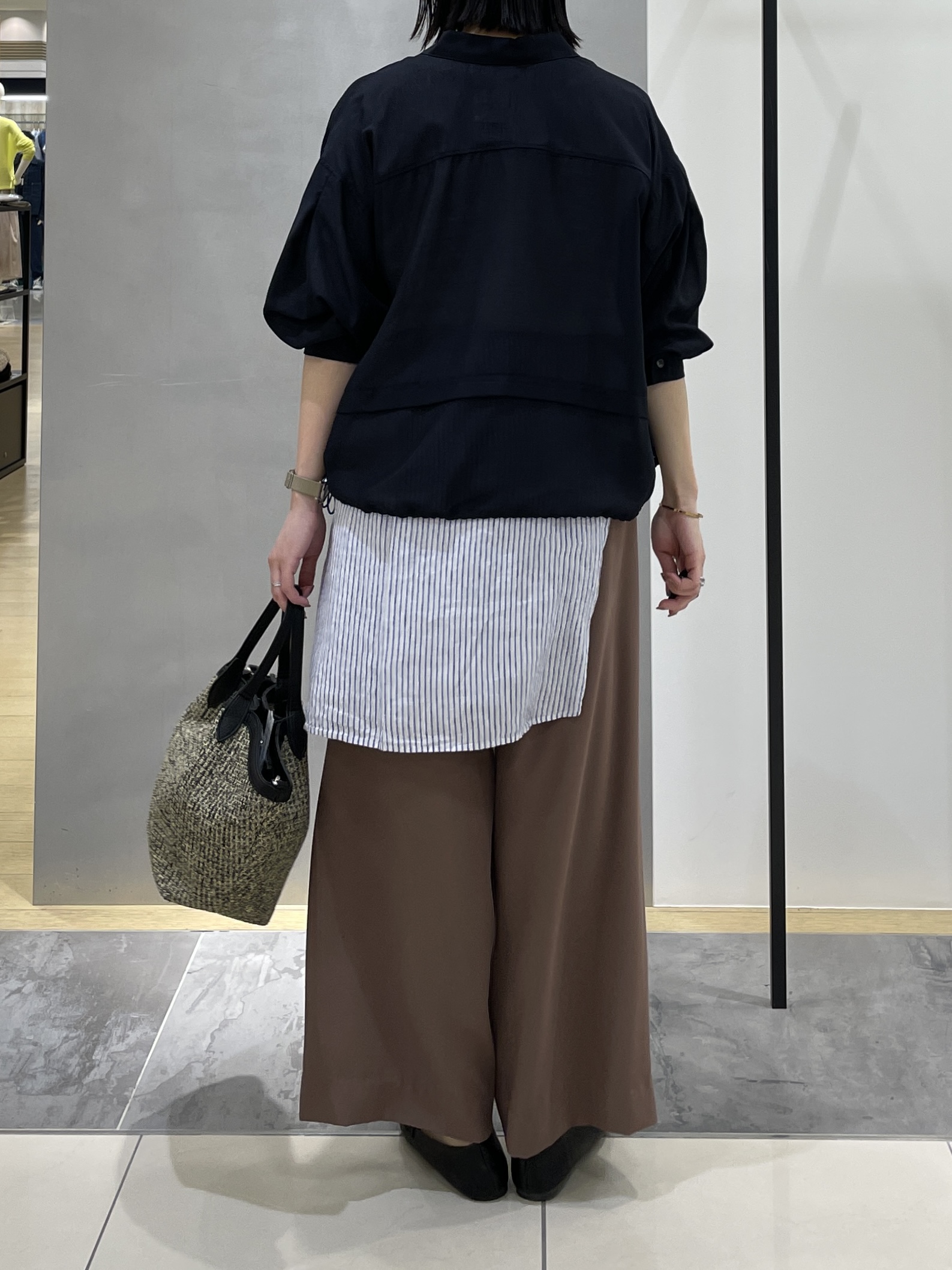 shihoさんの「INDIVI｜【接触冷感／洗える／2WAY】ドロスト付 シアーシャンブレーシャツ」を使ったコーディネート
