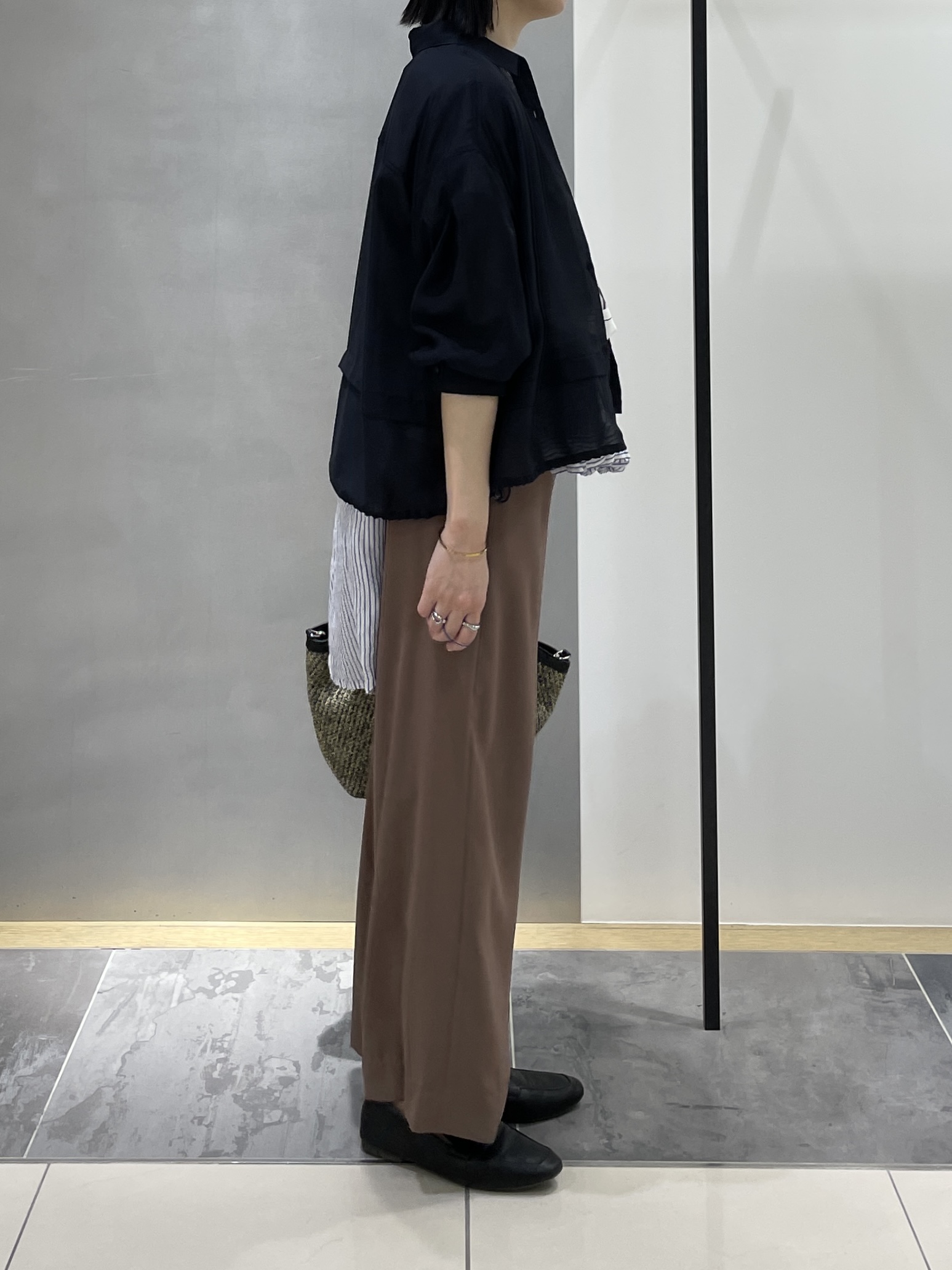 shihoさんの「INDIVI｜【接触冷感／洗える／2WAY】ドロスト付 シアーシャンブレーシャツ」を使ったコーディネート
