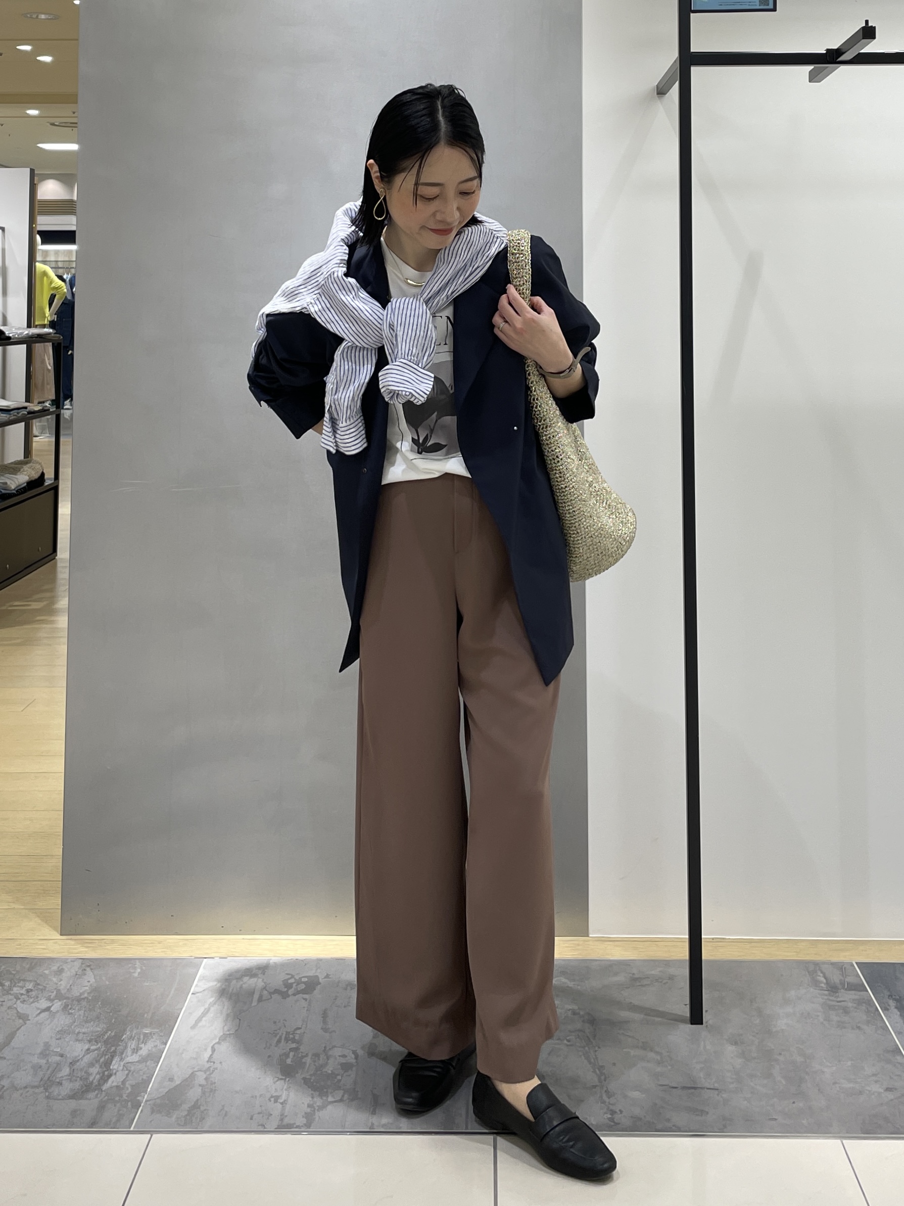 shihoさんの「INDIVI｜【撥水/軽量】ミドル丈 ミニマルトレンチコート」を使ったコーディネート