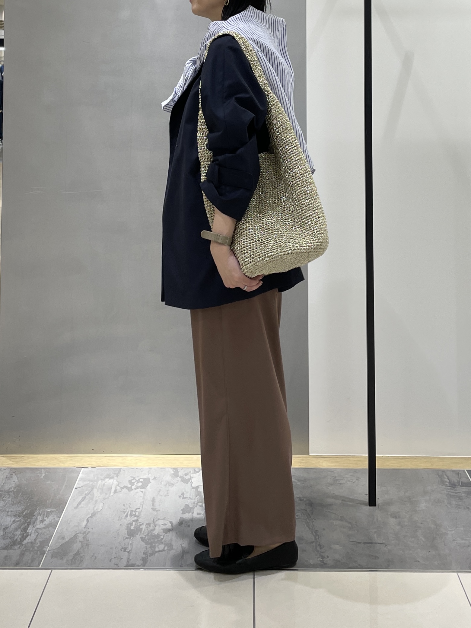 shihoさんの「INDIVI｜【撥水/軽量】ミドル丈 ミニマルトレンチコート」を使ったコーディネート