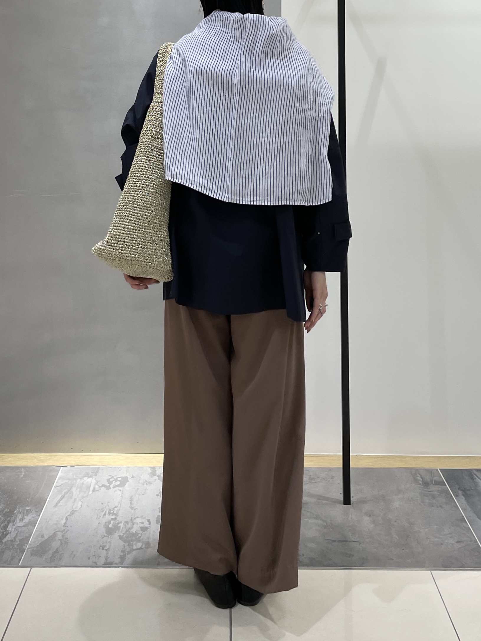 shihoさんの「INDIVI｜【撥水/軽量】ミドル丈 ミニマルトレンチコート」を使ったコーディネート