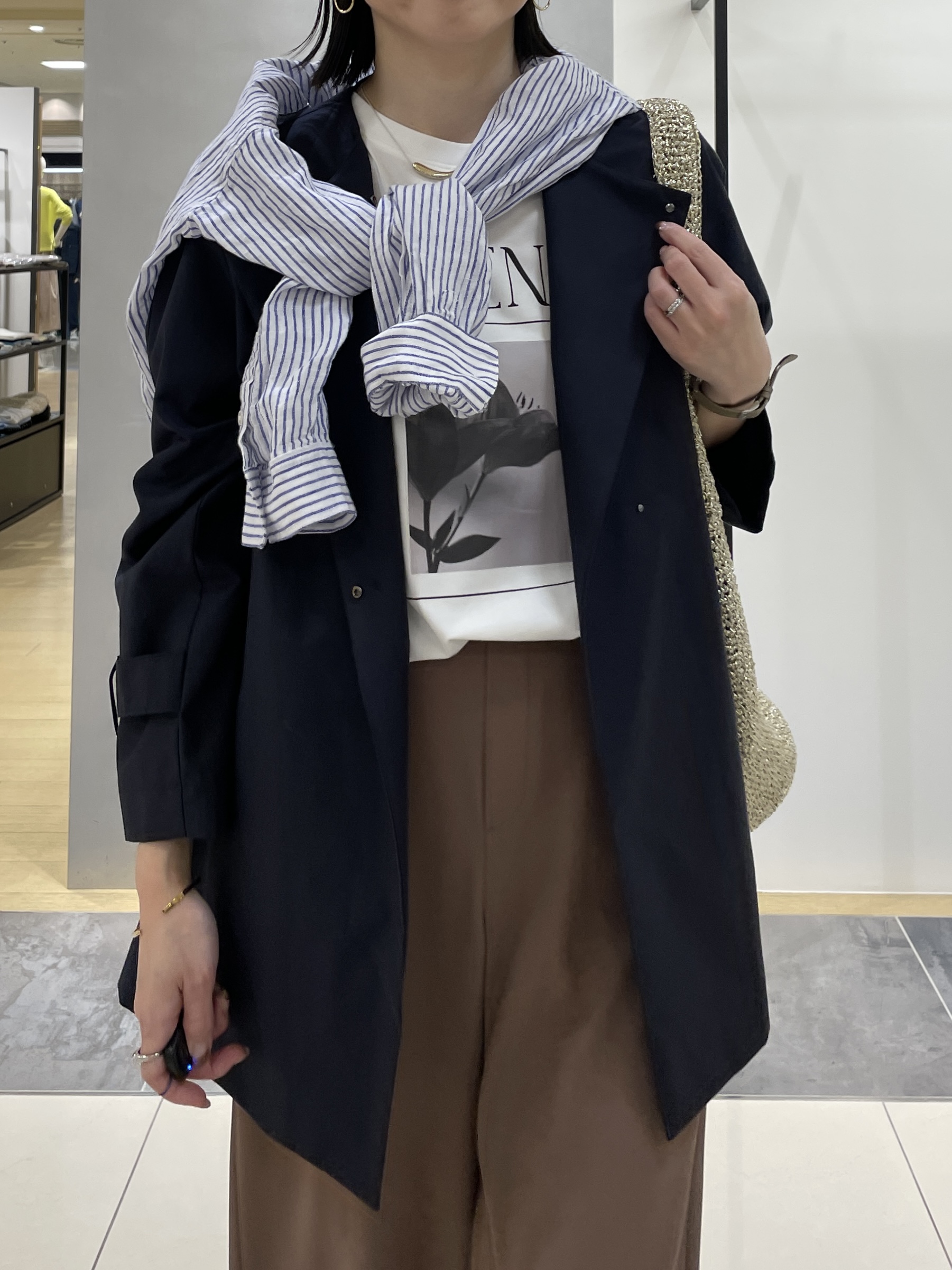 shihoさんの「INDIVI｜【撥水/軽量】ミドル丈 ミニマルトレンチコート」を使ったコーディネート
