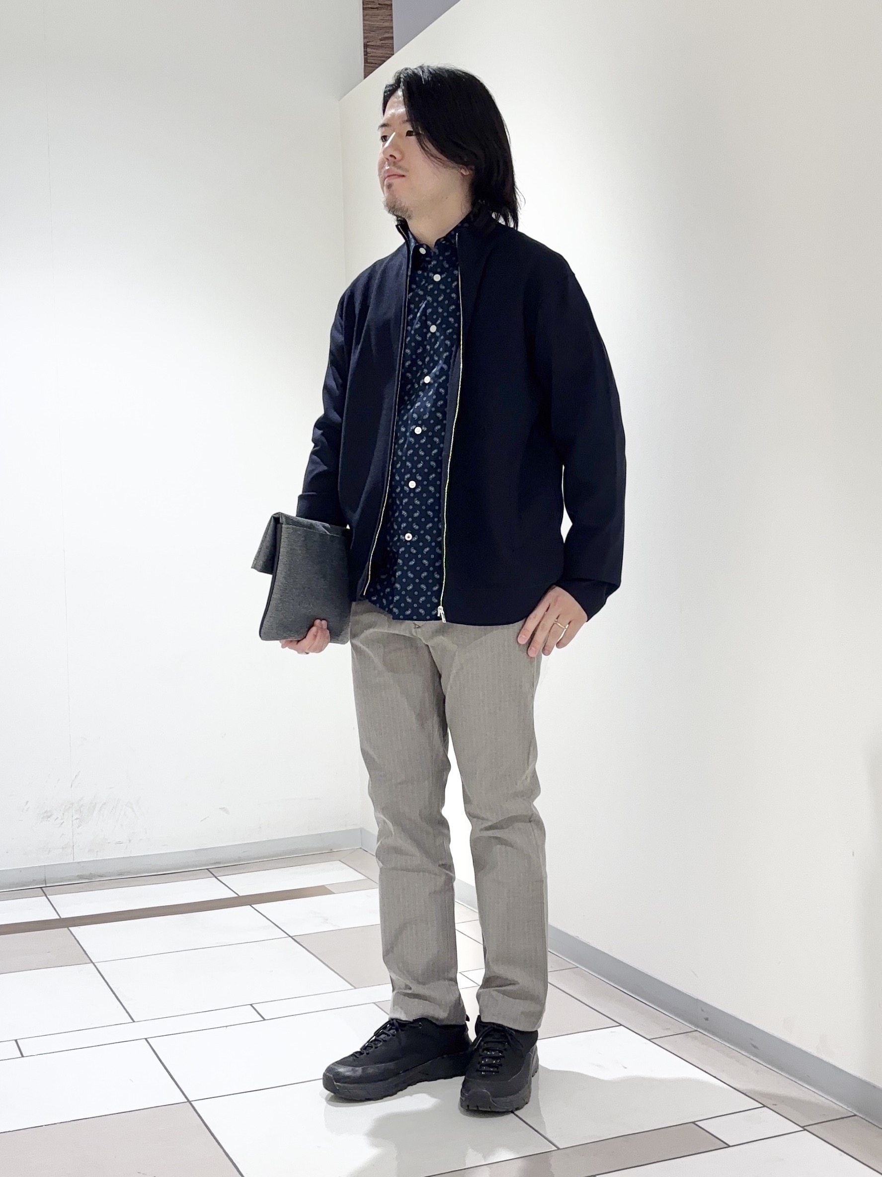 及川さんの「TAKEO KIKUCHI｜ジップアップ 鹿の子 ニット」を使ったコーディネート