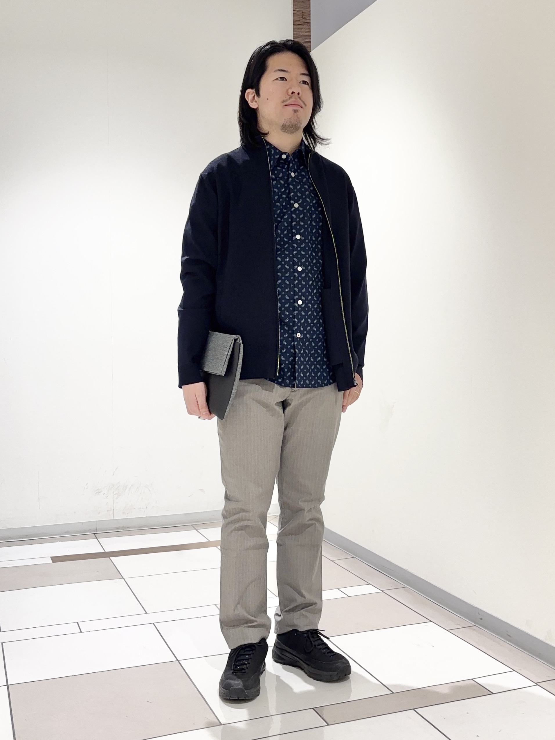及川さんの「TAKEO KIKUCHI｜ジップアップ 鹿の子 ニット」を使ったコーディネート