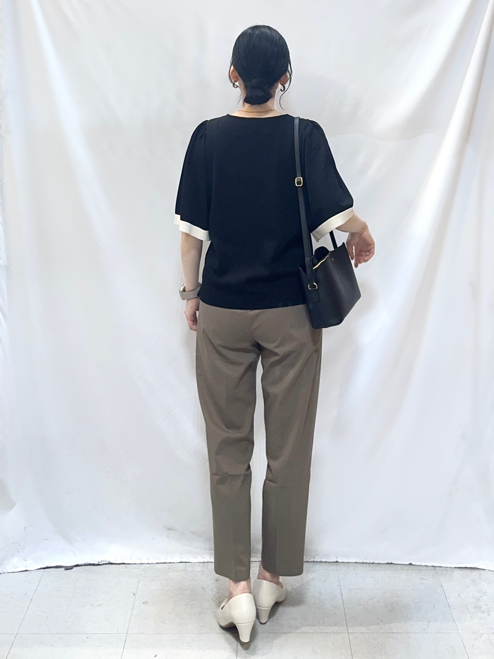 𝐇𝐢𝐫𝐨𝐦𝐢さんの「SHOO･LA･RUE｜【毎日洗える/ひんやり/UV/S-LL】二の腕かくせる フレアスリーブひらり5分袖ニット」を使ったコーディネート