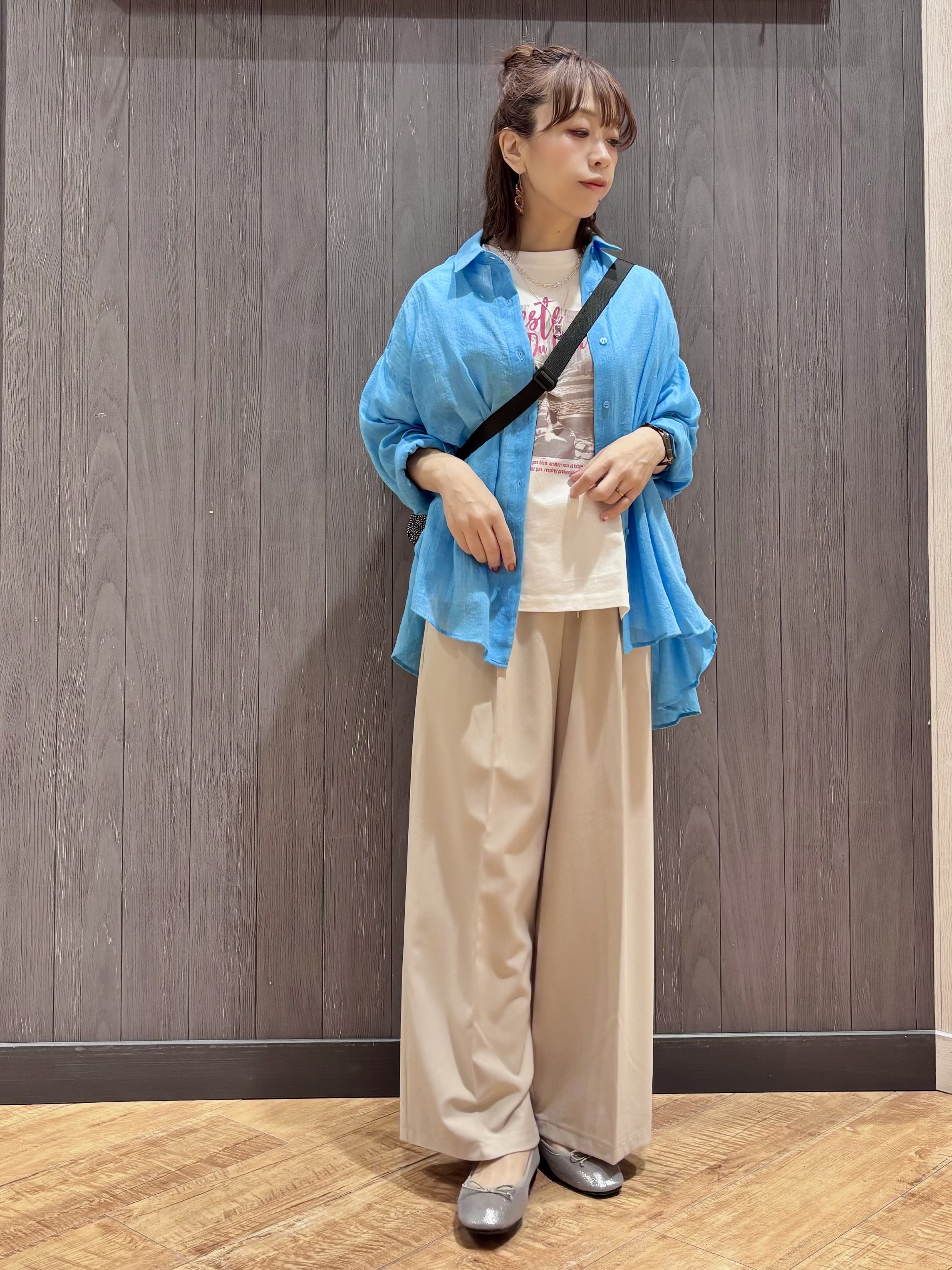 meiさんの「SHOO･LA･RUE｜【体型カバー】ふんわり質感 やわらかこなれシアーシャツ」を使ったコーディネート
