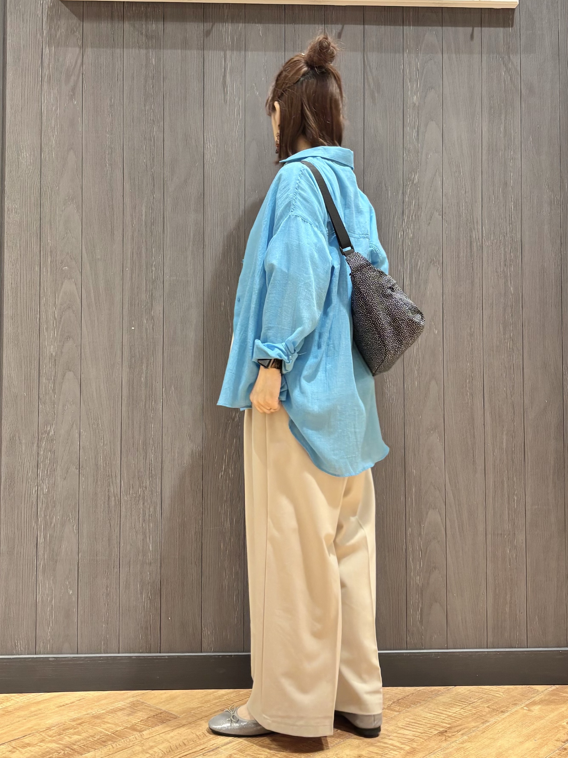 meiさんの「SHOO･LA･RUE｜【体型カバー】ふんわり質感 やわらかこなれシアーシャツ」を使ったコーディネート