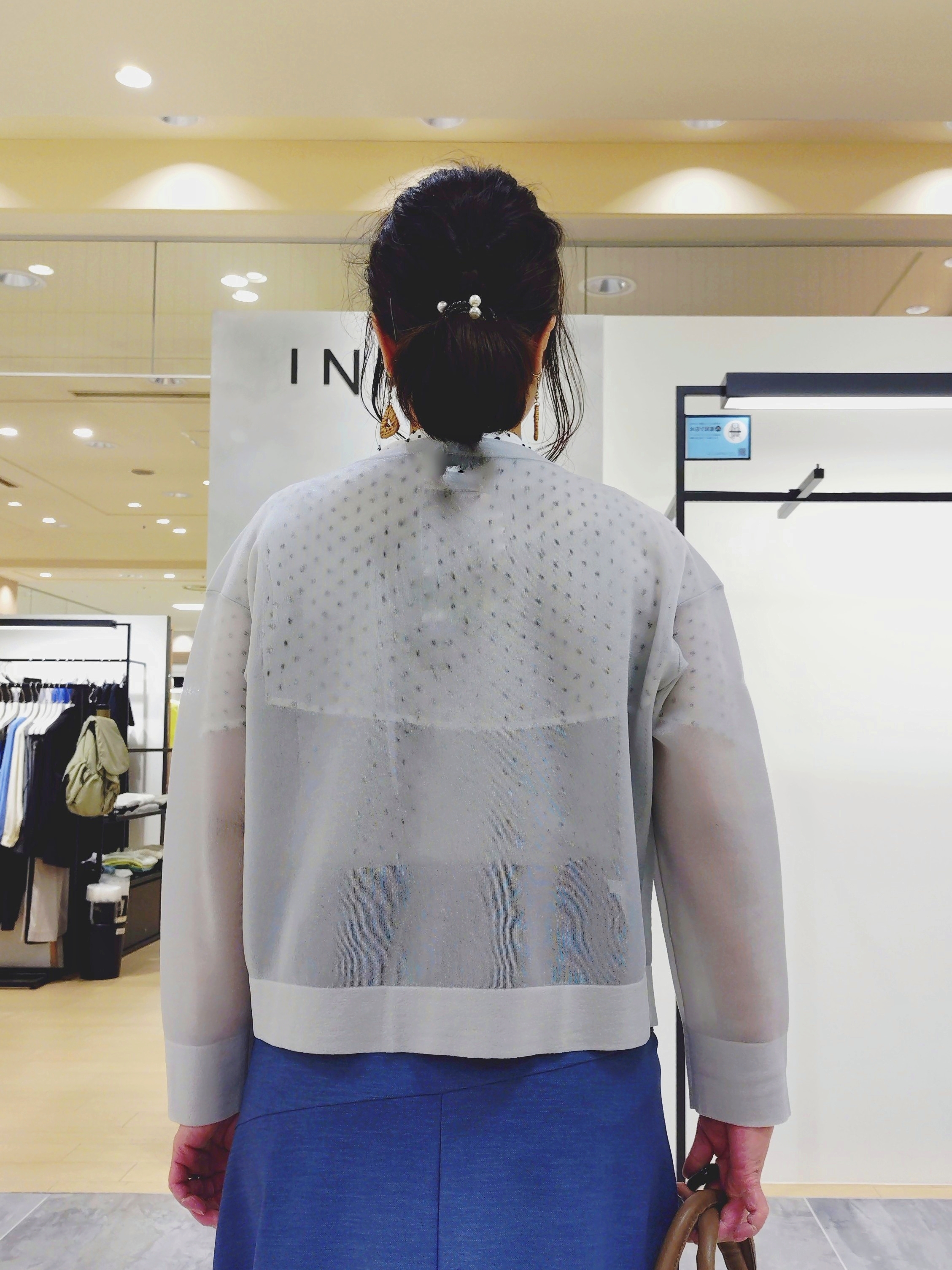 TOMOMIさんの「INDIVI｜【洗える／シアーラメ】ブルゾン風ジップアップニットカーディガン」を使ったコーディネート