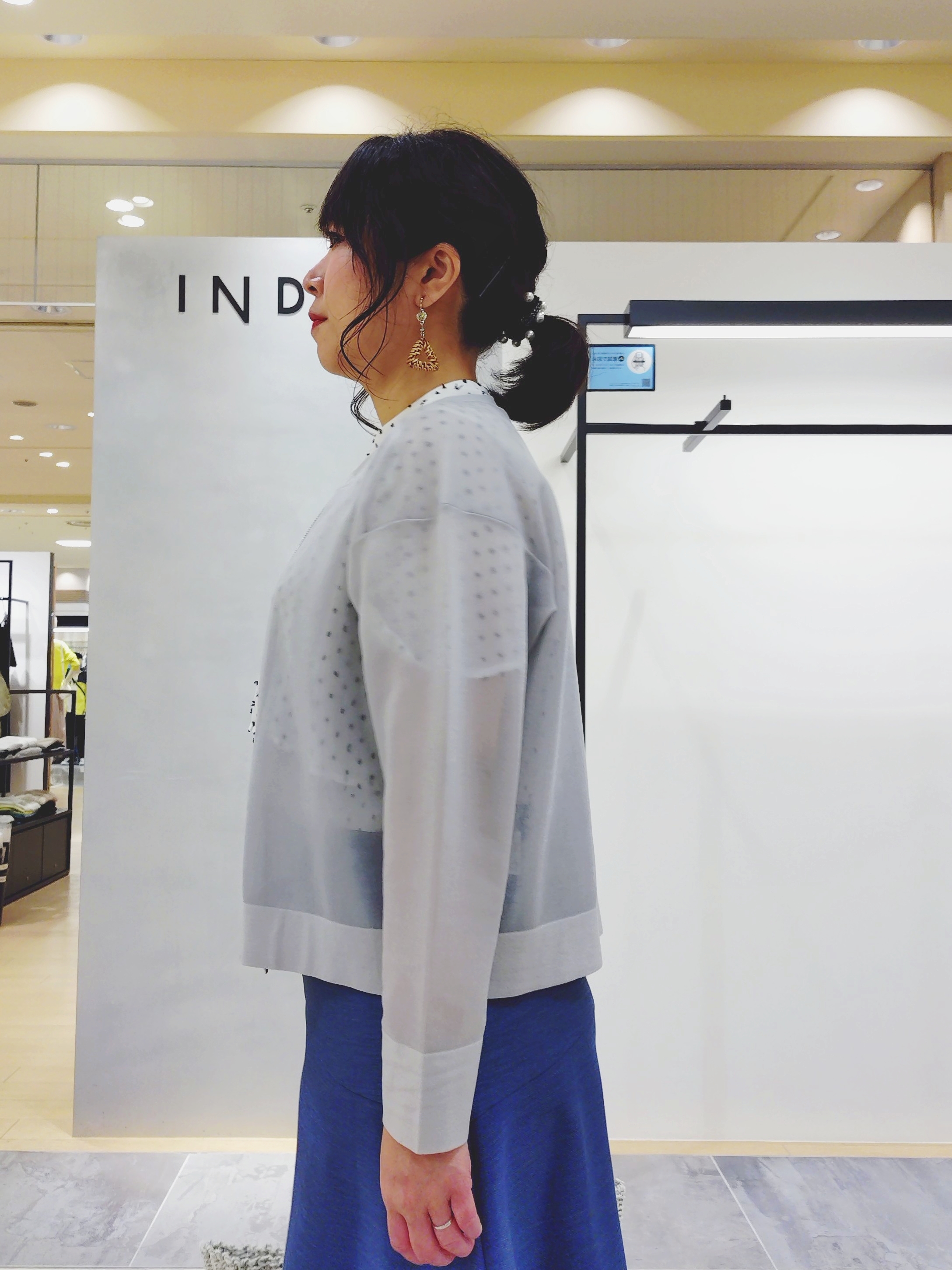 TOMOMIさんの「INDIVI｜【洗える／シアーラメ】ブルゾン風ジップアップニットカーディガン」を使ったコーディネート