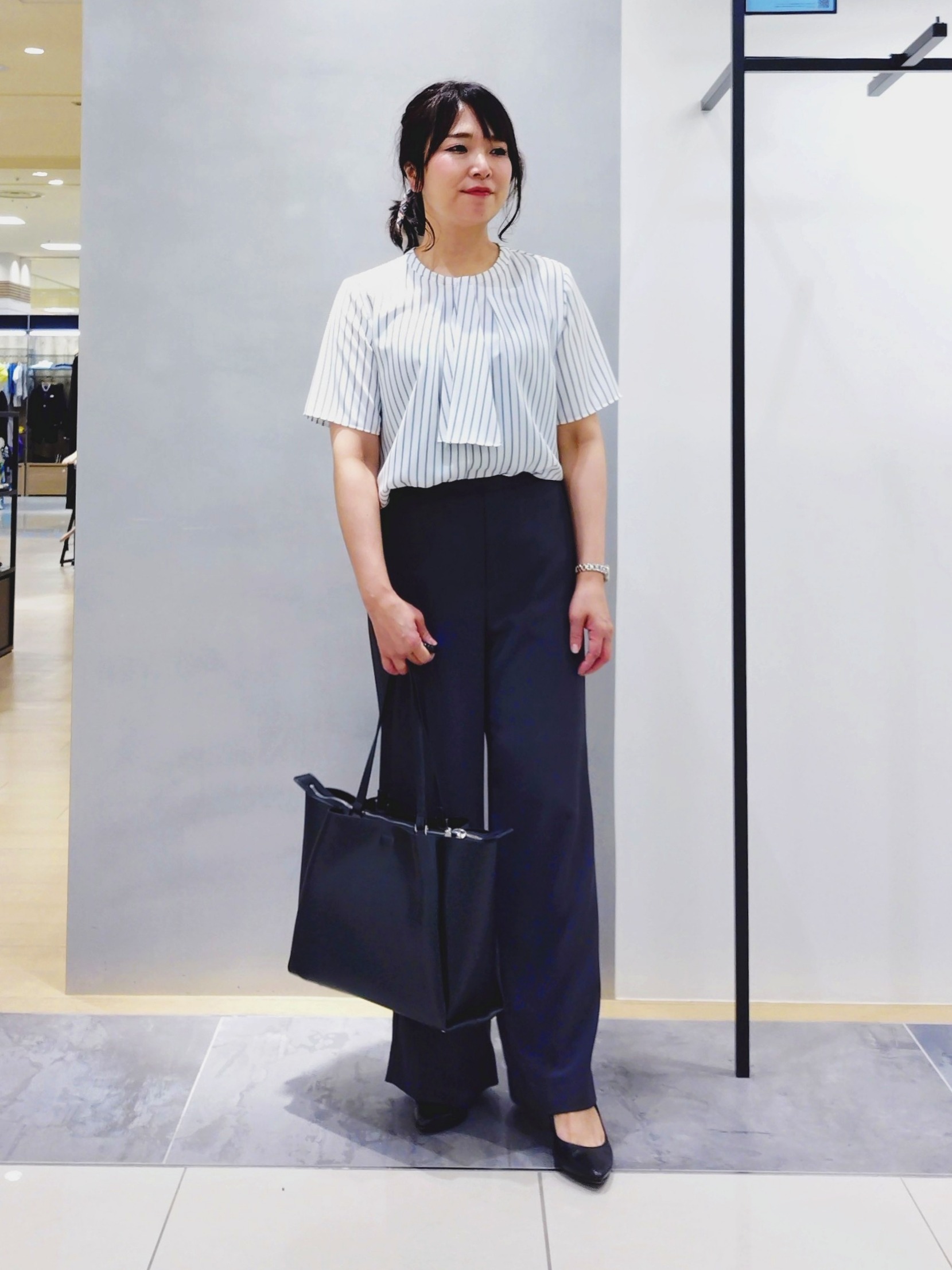 TOMOMIさんの「INDIVI｜【さらに軽く軽快！／着る日傘】イージーワイドパンツ」を使ったコーディネート