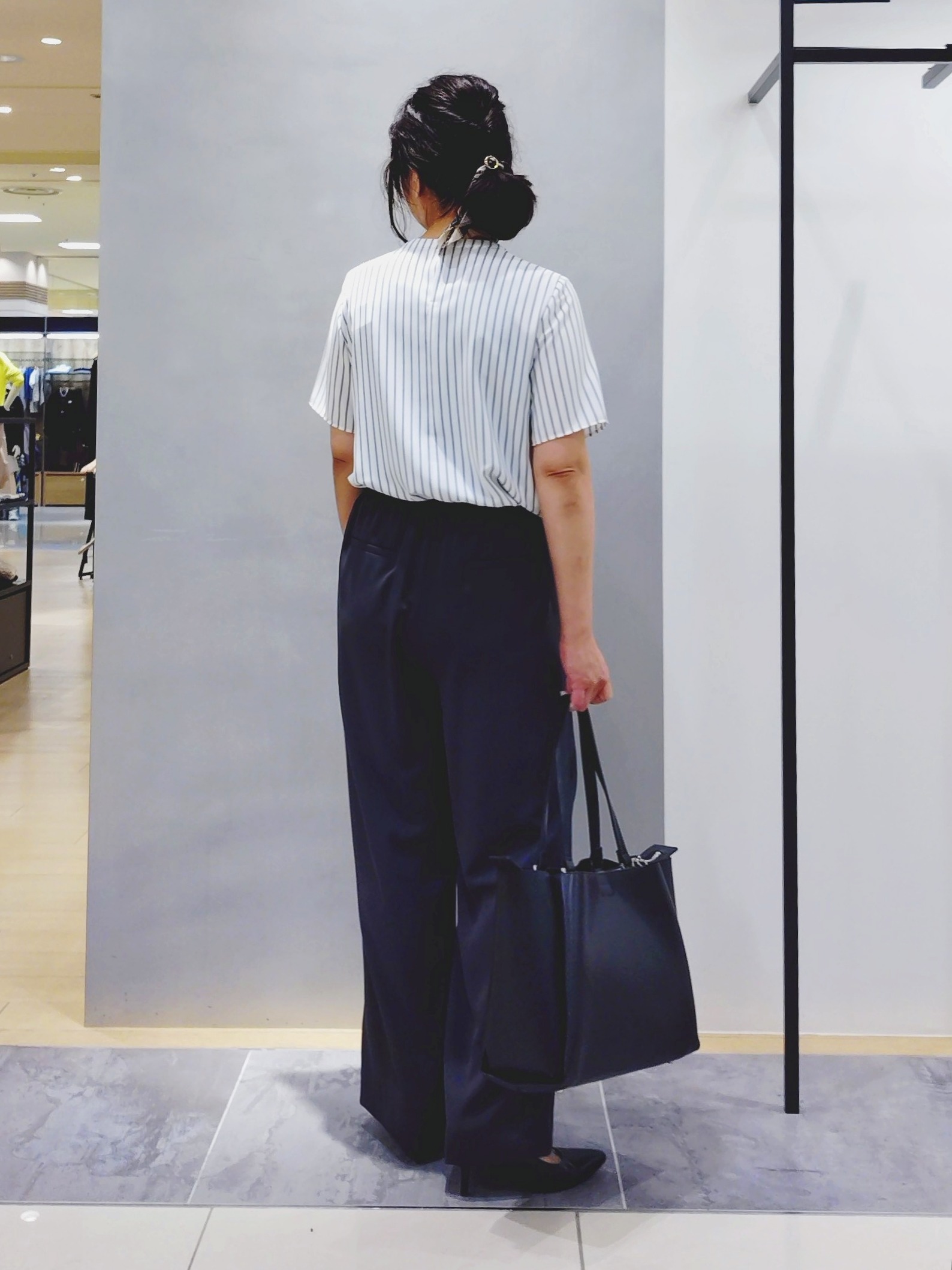 TOMOMIさんの「INDIVI｜【さらに軽く軽快！／着る日傘】イージーワイドパンツ」を使ったコーディネート