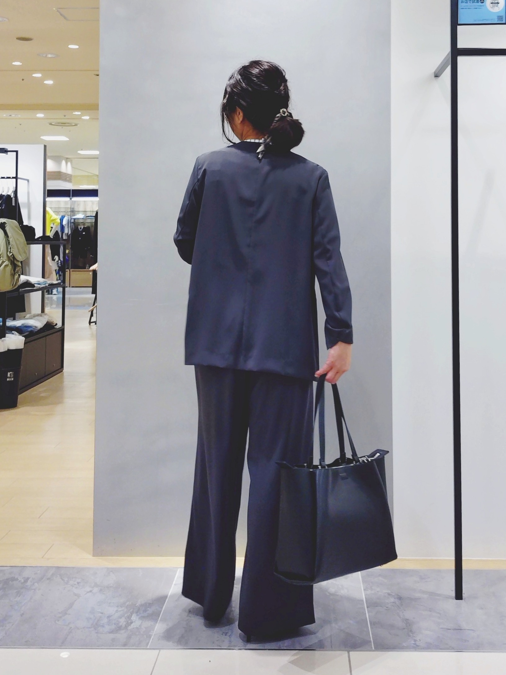 TOMOMIさんの「INDIVI｜【さらに軽く軽快！／着る日傘】イージーワイドパンツ」を使ったコーディネート