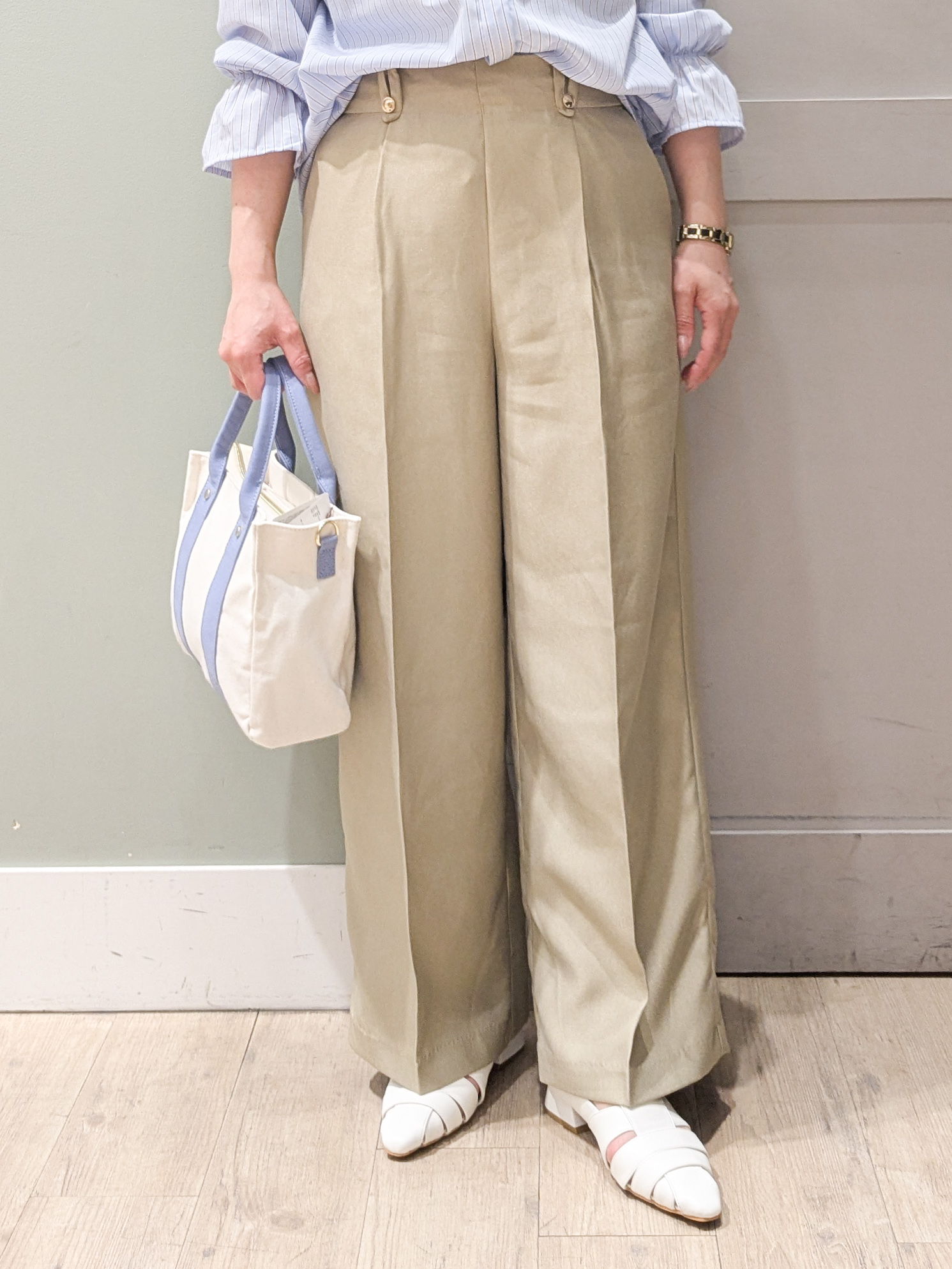 kuwawaさんの「grove｜【貴島明日香さん着用／イージーケア／接触冷感】麻混スタンドギャザーシャツ」を使ったコーディネート
