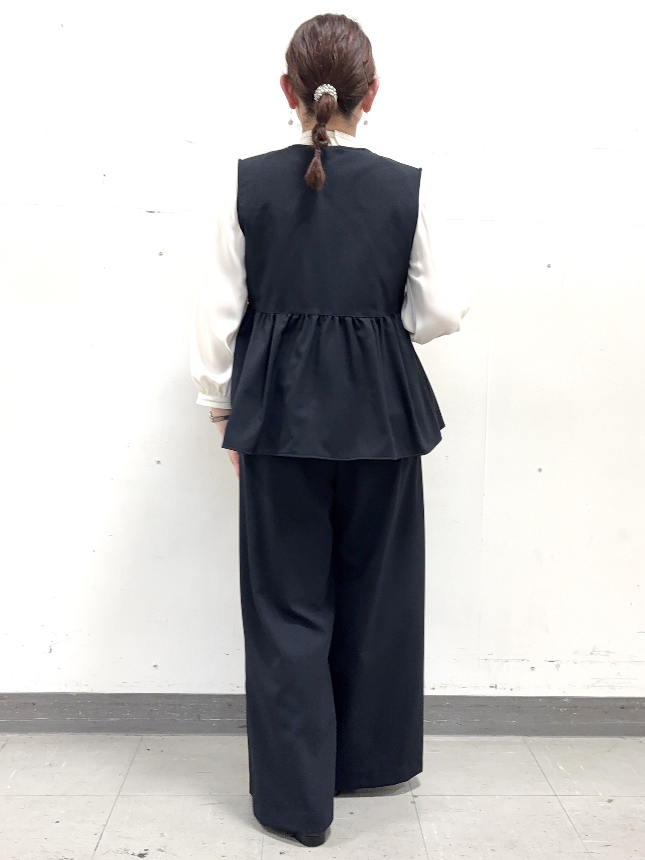 keiさんの「Reflect｜【単品使い◎】ペプラムベスト＋リラクシーパンツセット」を使ったコーディネート