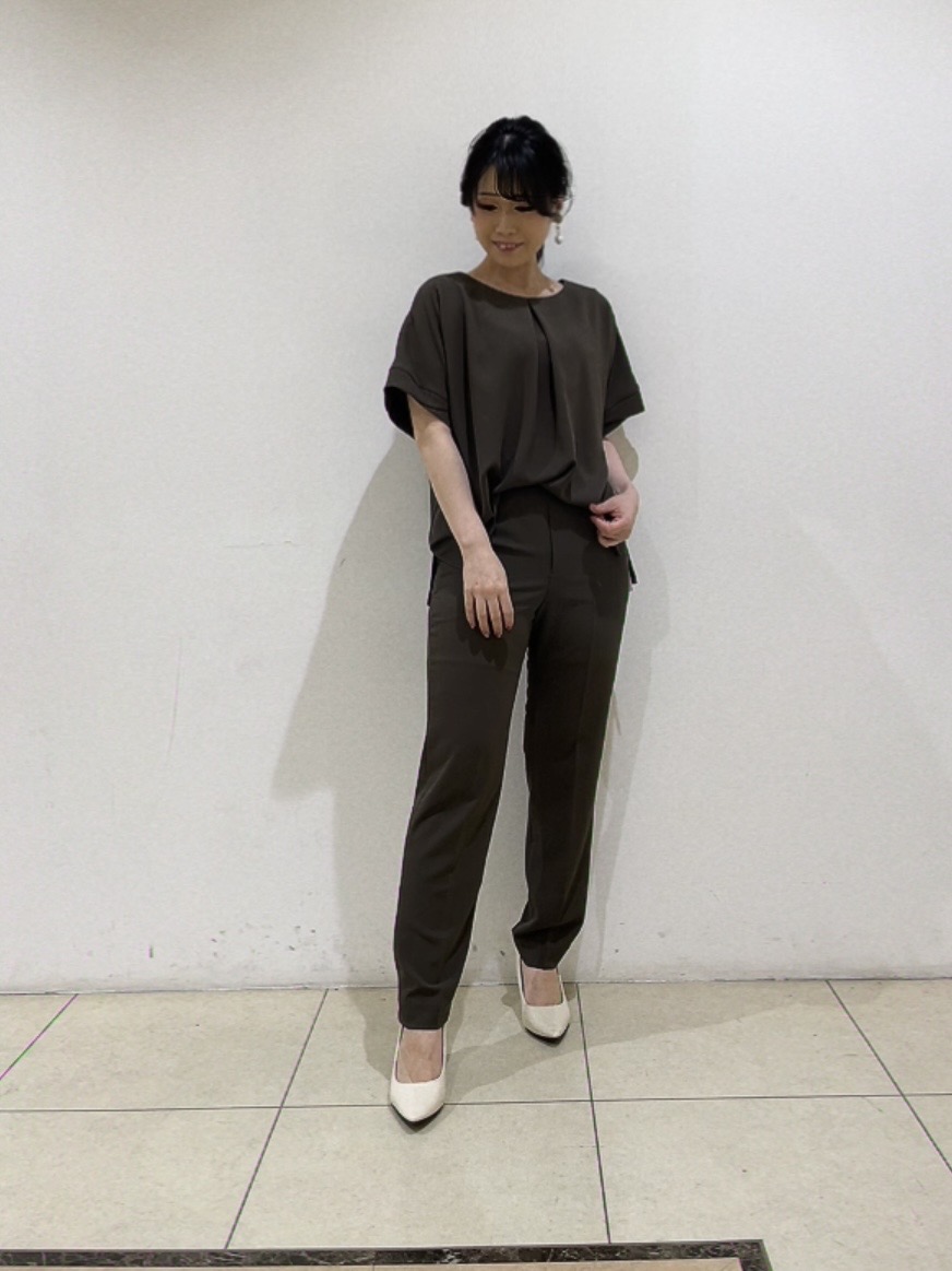 watanabeさんの「UNTITLED｜【前後2WAY/はっ水/セットアップ可】リラクシーフレンチスリーブブラウス」を使ったコーディネート