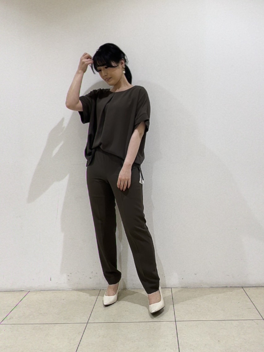 watanabeさんの「UNTITLED｜【前後2WAY/はっ水/セットアップ可】リラクシーフレンチスリーブブラウス」を使ったコーディネート