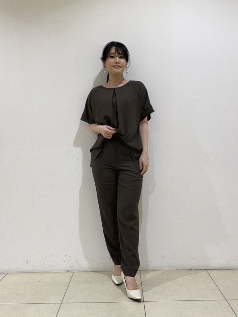 watanabeさんの「UNTITLED｜【前後2WAY/はっ水/セットアップ可】リラクシーフレンチスリーブブラウス」を使ったコーディネート