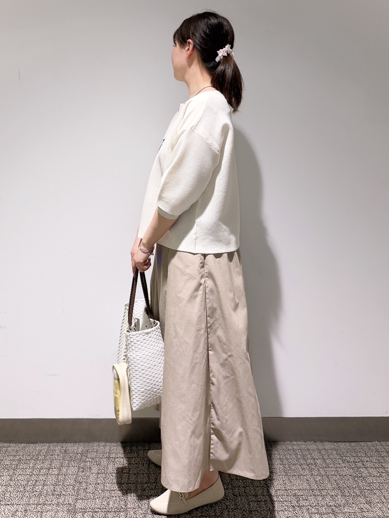 みーさんの「grove｜【貴島明日香さん着用／洗濯機OK】レイヤードにもおすすめ、軽やかクロップドニット」を使ったコーディネート