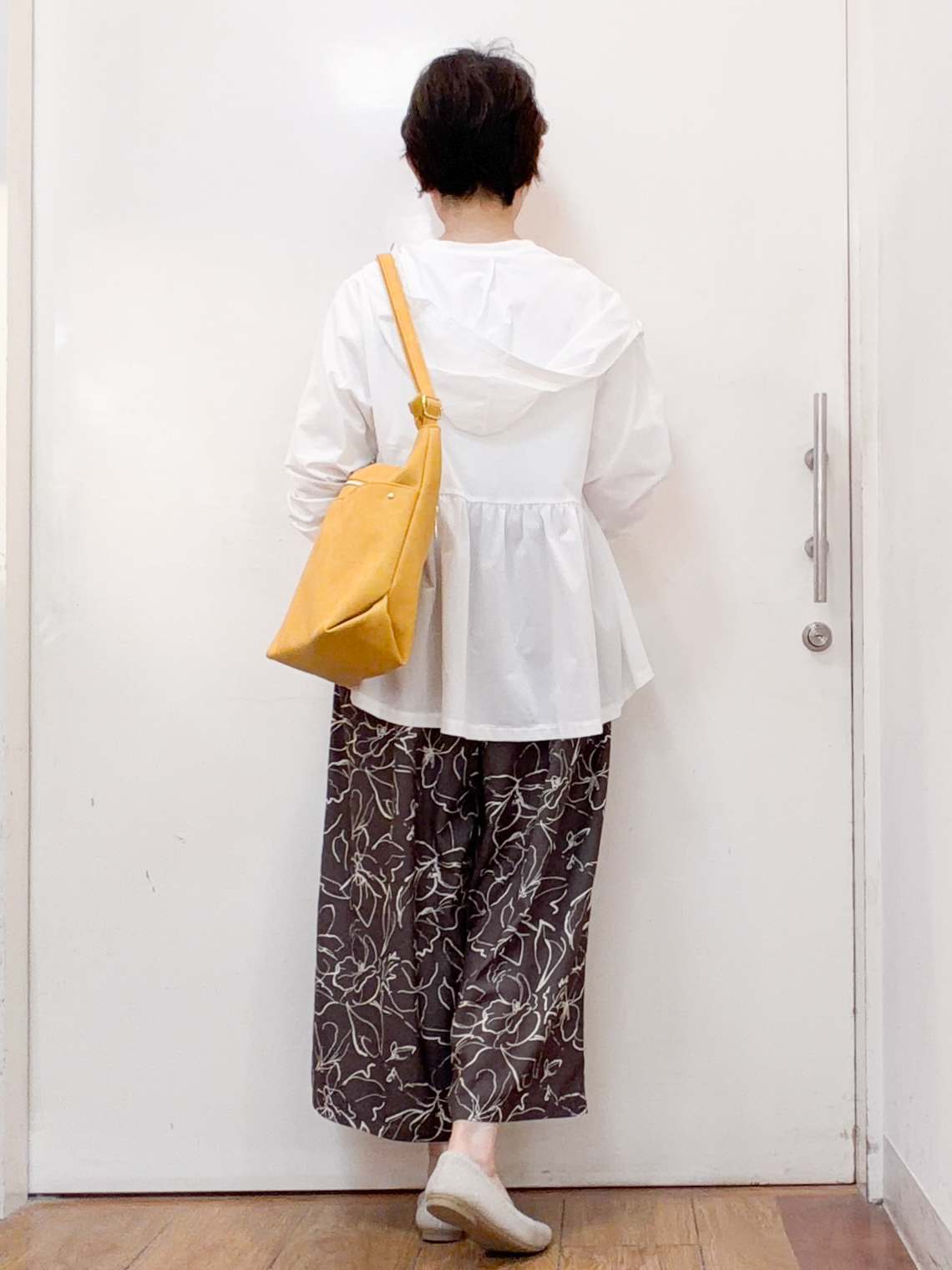 みぃさんの「SHOO･LA･RUE｜【ひんやり/S-LL/体型カバー】ペプラムフリルとゴールドパーツが女性らしい UVパーカ」を使ったコーディネート