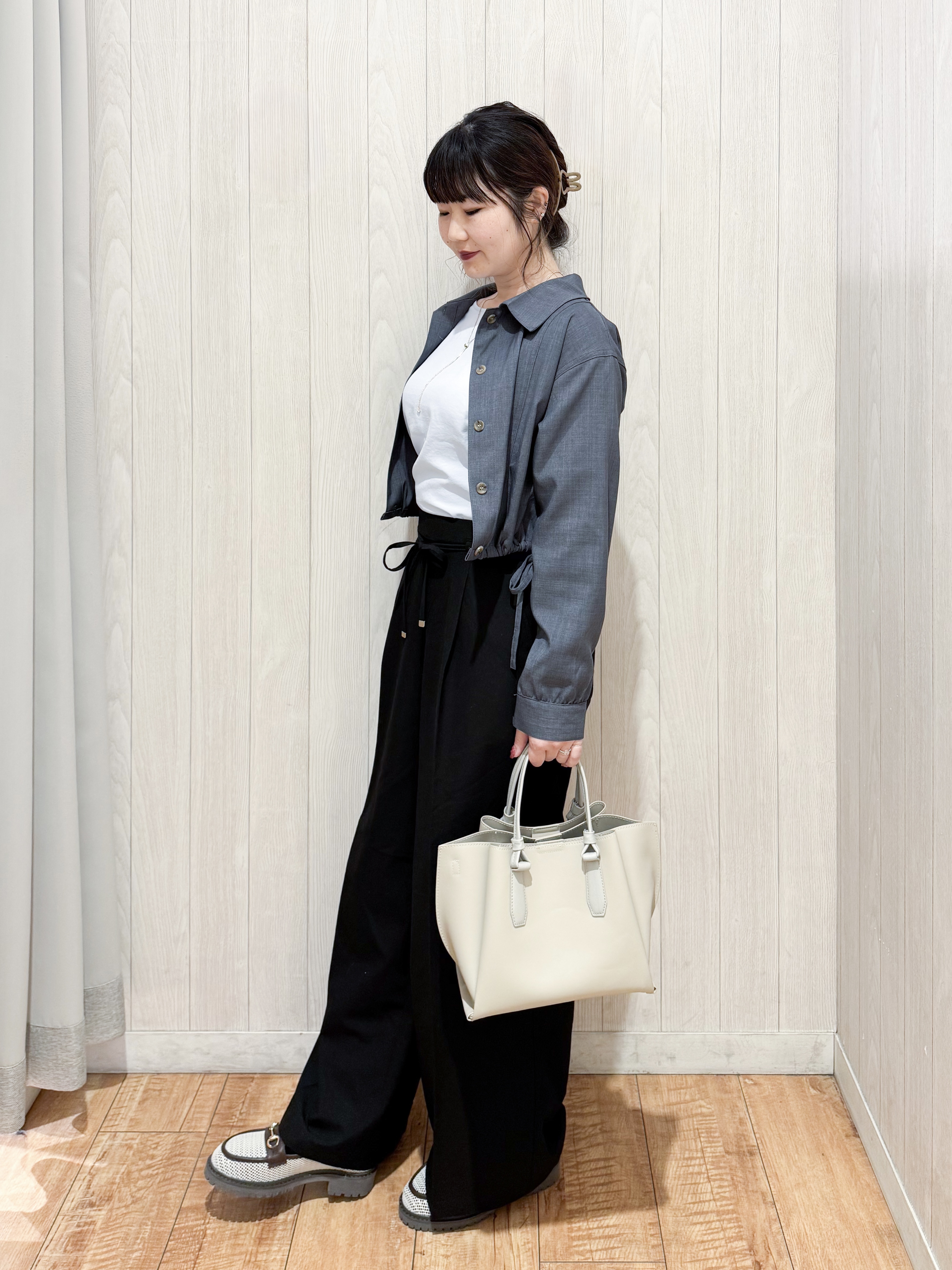 愛さんの「SHOO･LA･RUE｜【2点セット/S-LL】おとなの抜け感 ショート丈シャツ＋キャミワンピース」を使ったコーディネート