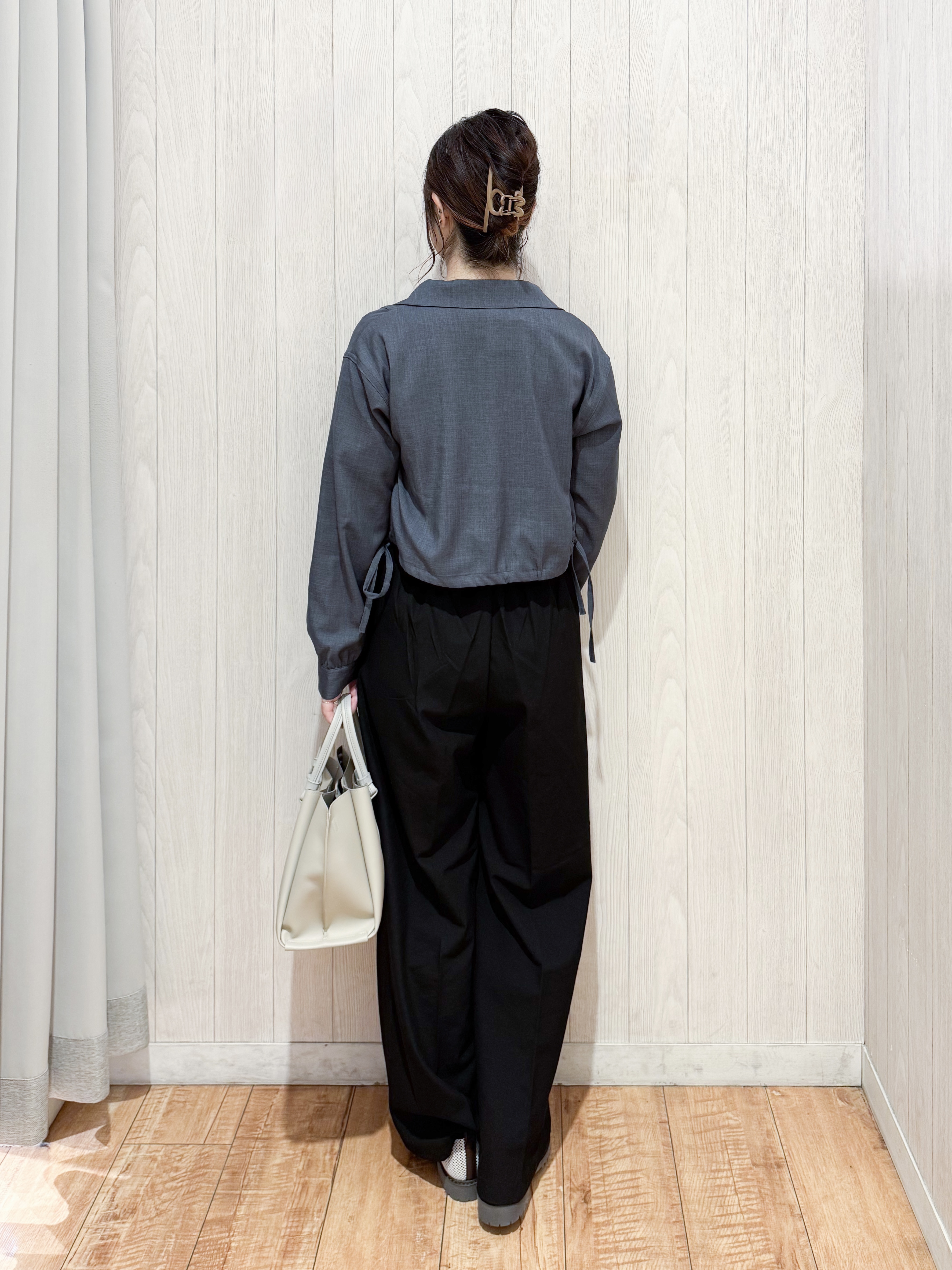 愛さんの「SHOO･LA･RUE｜【2点セット/S-LL】おとなの抜け感 ショート丈シャツ＋キャミワンピース」を使ったコーディネート