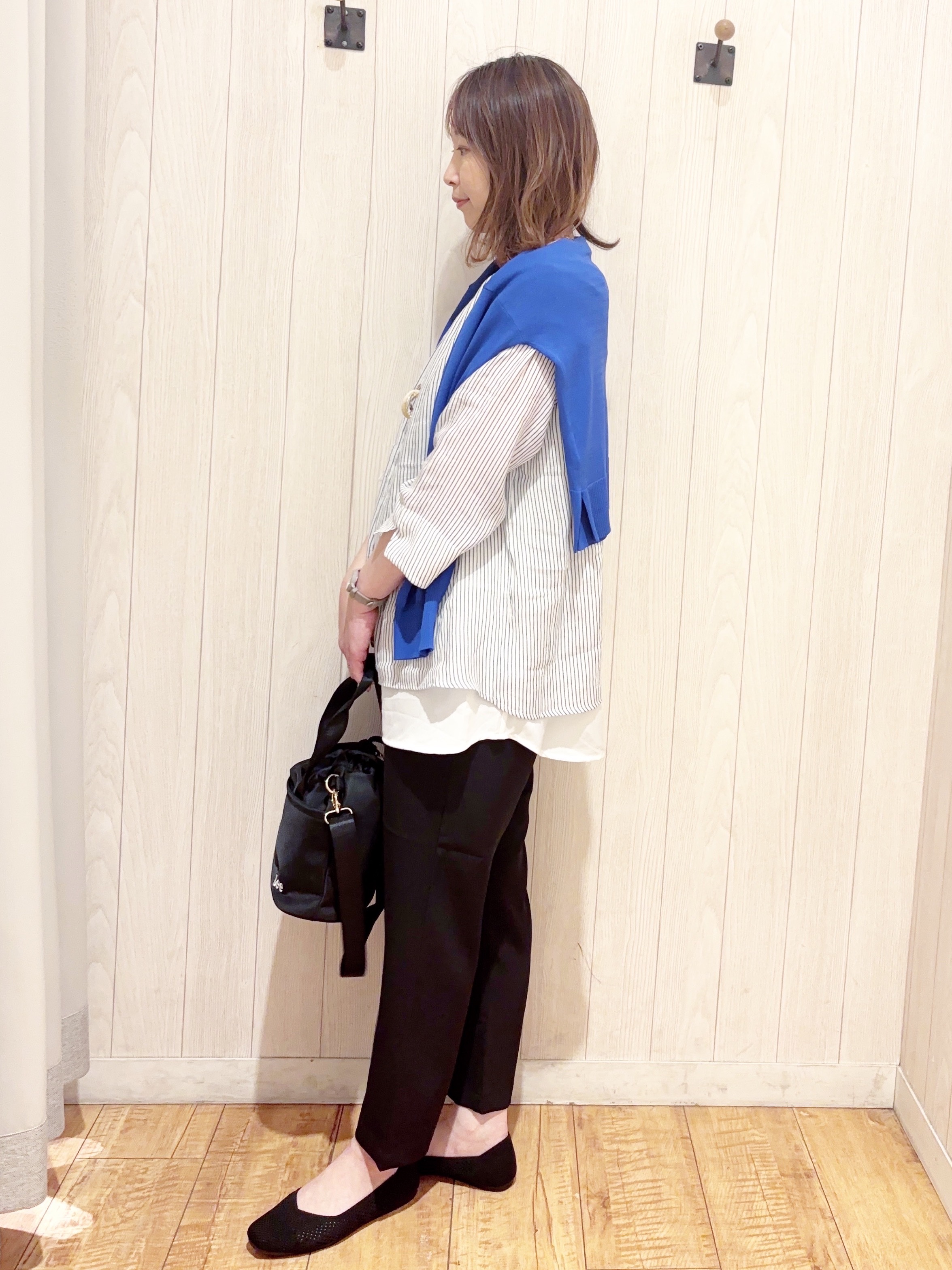あいこさんの「SHOO･LA･RUE｜【洗濯機可/ひんやり/UV】さらっとしたタッチが心地よい ショート丈 Vネックカーディガン」を使ったコーディネート