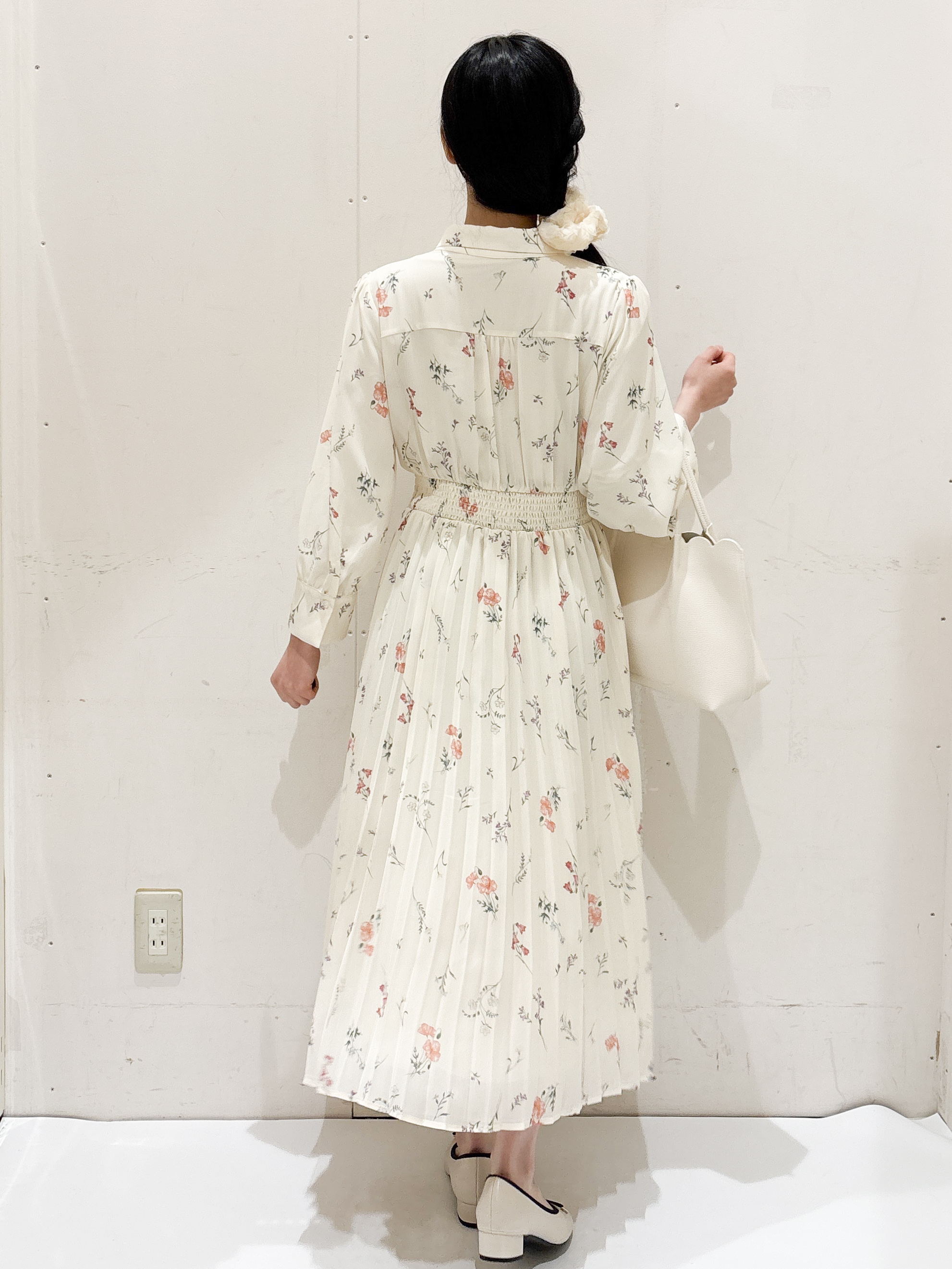 Hinaさんの「OPAQUE.CLIP｜衿付き花柄プリーツフレアワンピース【洗濯機OK／イージーアイロン】」を使ったコーディネート