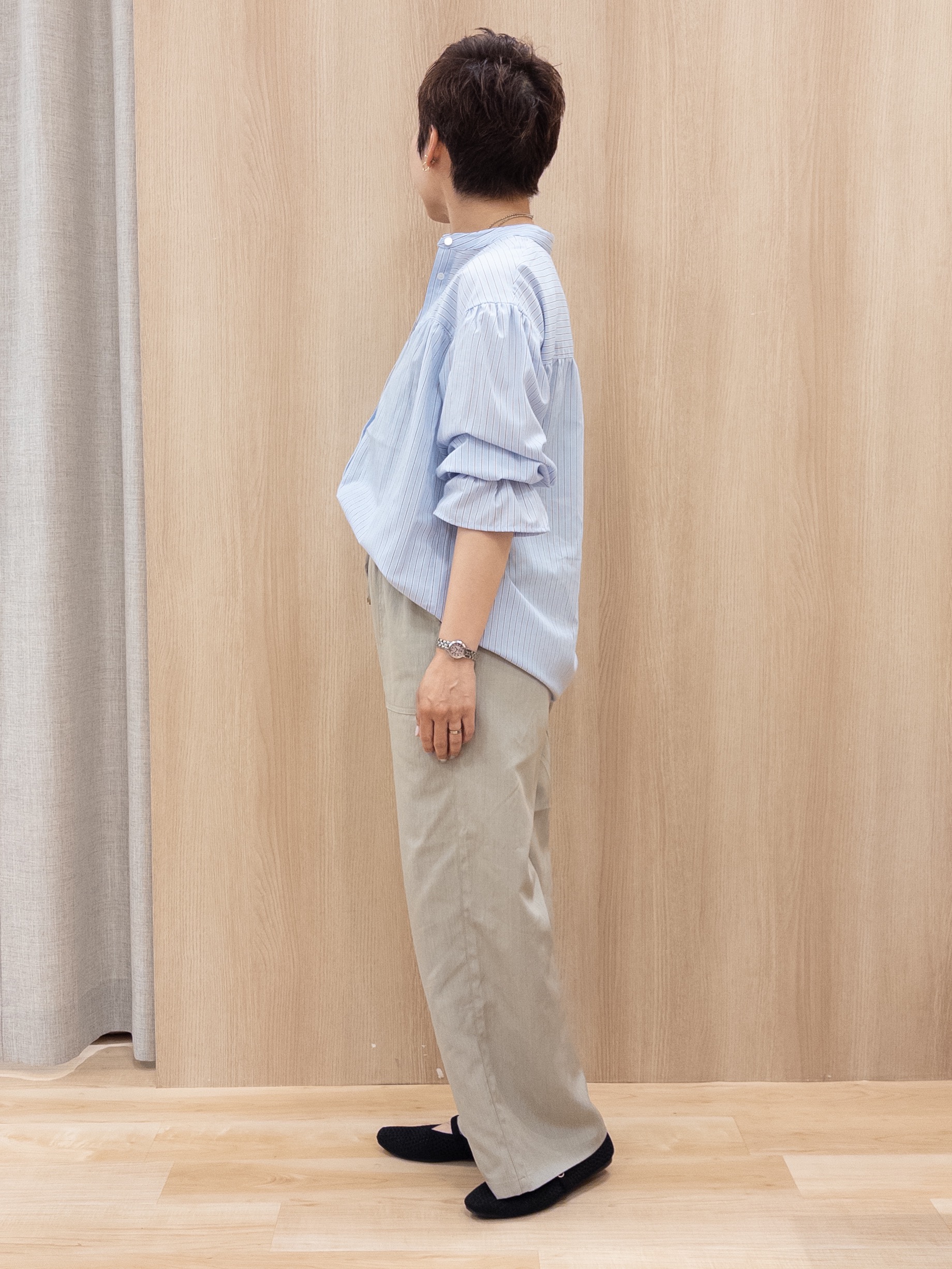 シュウコさんの「grove｜【貴島明日香さん着用／イージーケア／接触冷感】麻混スタンドギャザーシャツ」を使ったコーディネート
